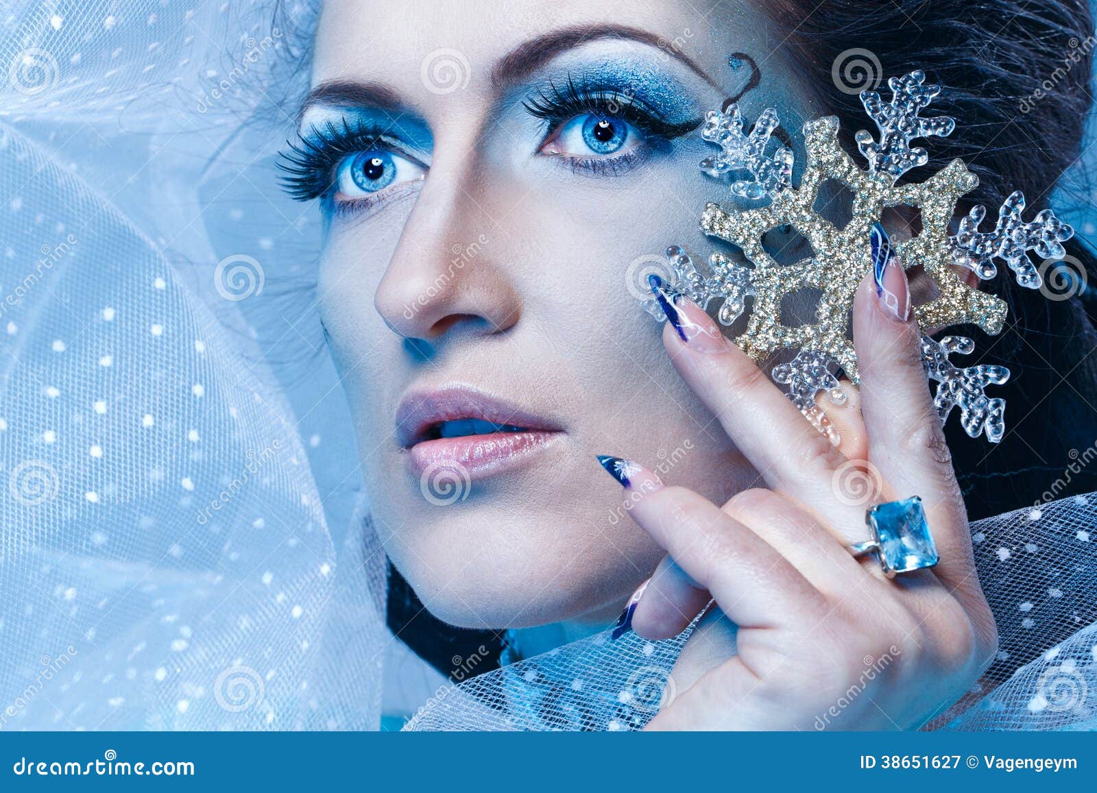 Ферзь и снежинка снега стоковое изображение. изображение насчитывающей ...