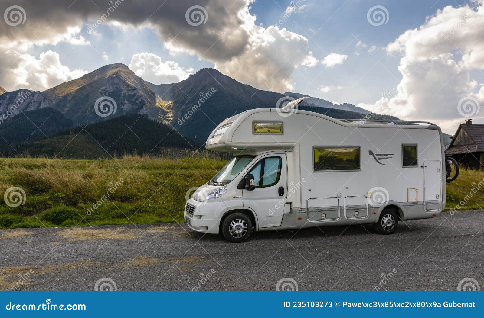 фиат дукато в камерванской версии на стоянке на заднем плане верующих ...