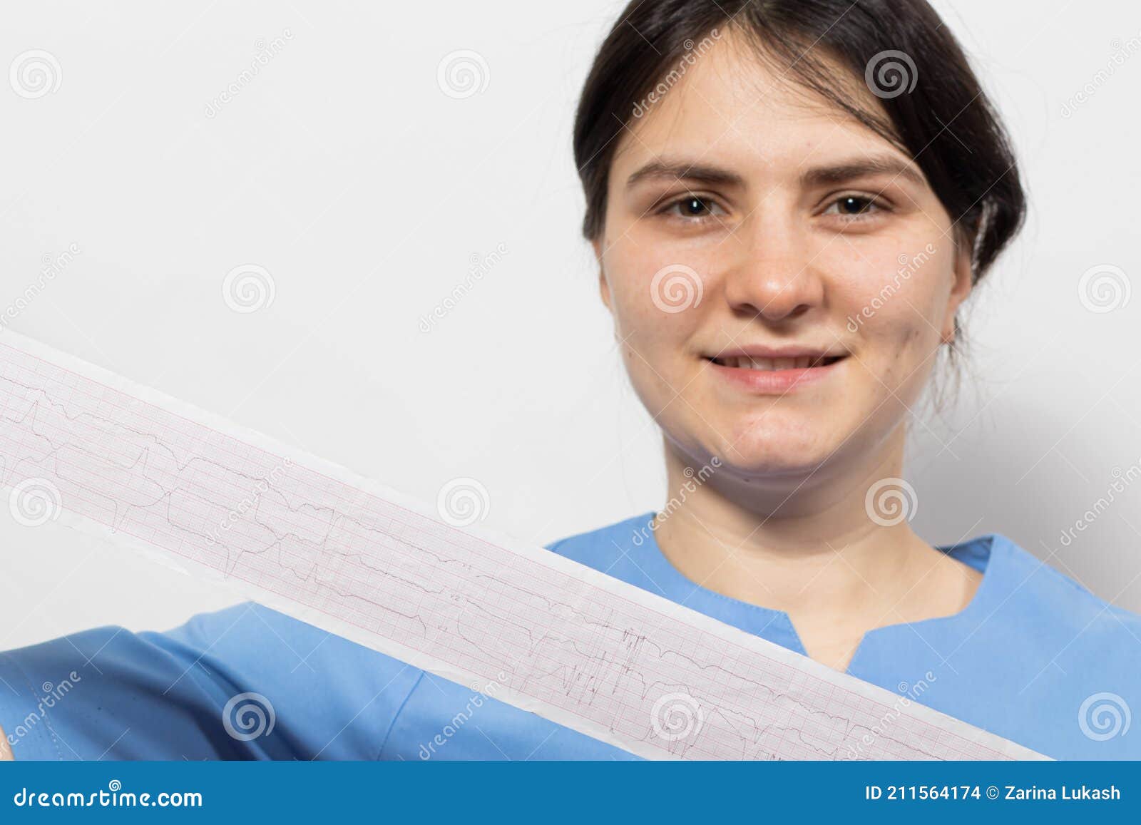 Фильм показывает кардиолог электрокардиограммы пациента с острым ...