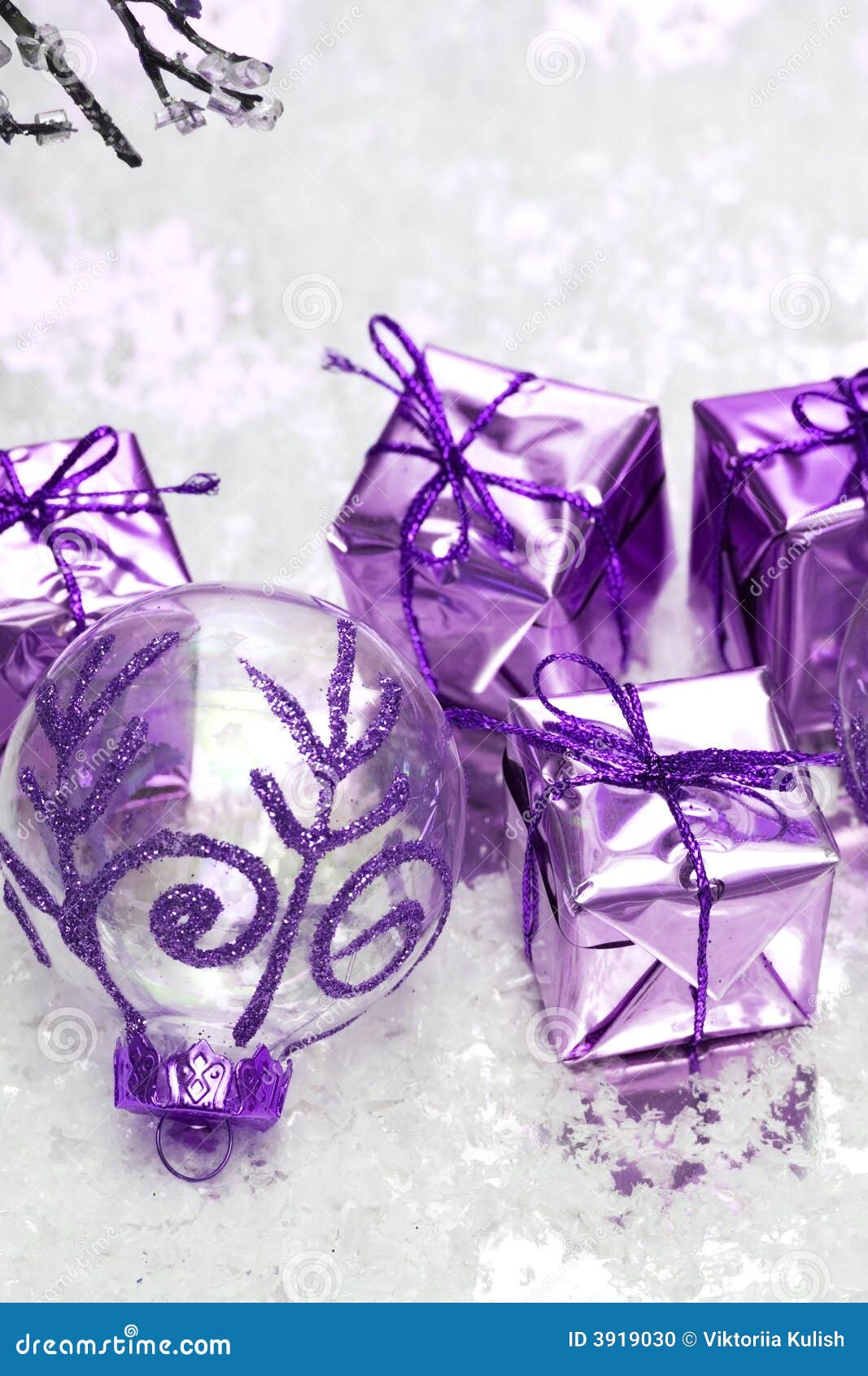 фиолет рождества шарика. шарик кладет фиолет в коробку снежка подарка рождества