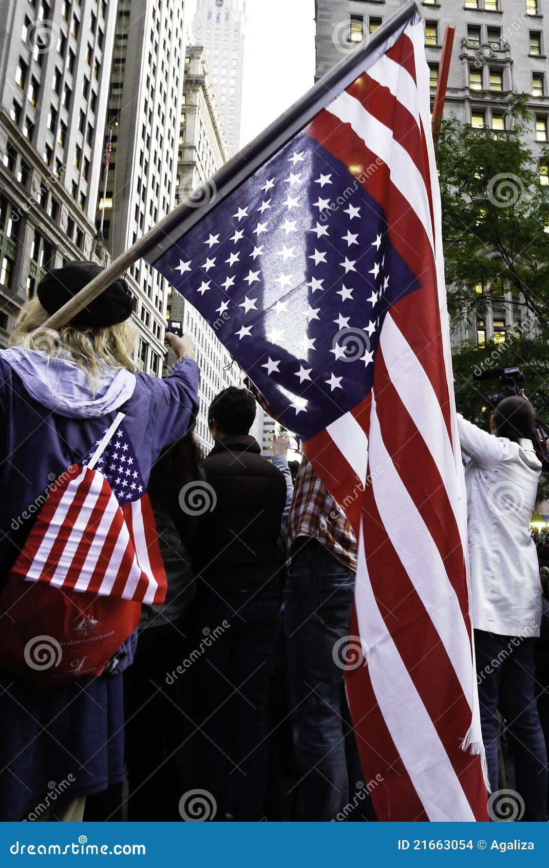 флаг занимает стену улицы. дистресс 2011 вниз flag владения international занимает zuccotti стены внешней стороны улицы знака протестующих парка