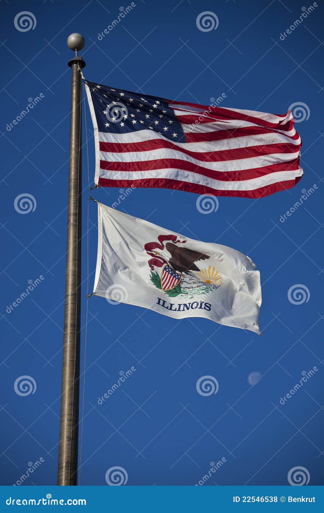 Флаги США и Иллиноис против голубого неба