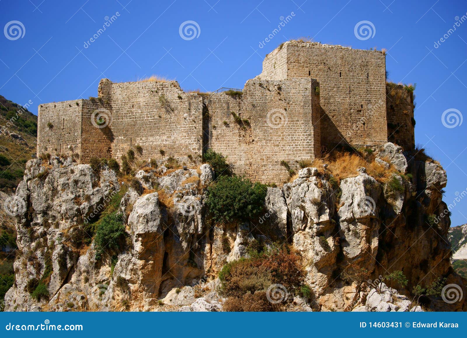 Форт крестоносца Mseilha, Batroun, Ливан. Форт крестоносца Mseilha, aka Puy du Connetable, построенного крестоносцами в 13th столетии и обозревает долину Nahr el Jawz. Он защищает трассу от Бейрут к Триполи. Ливан.