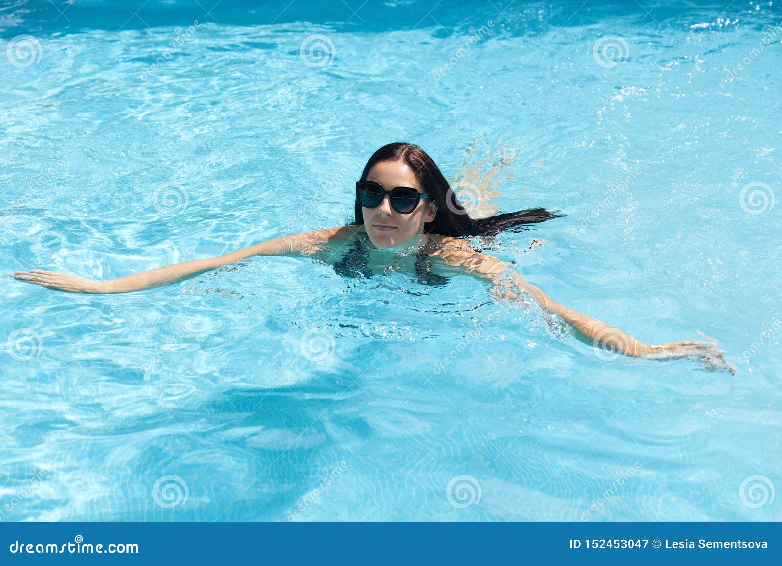 Голые женщины плавают в бассейне (47 фото)