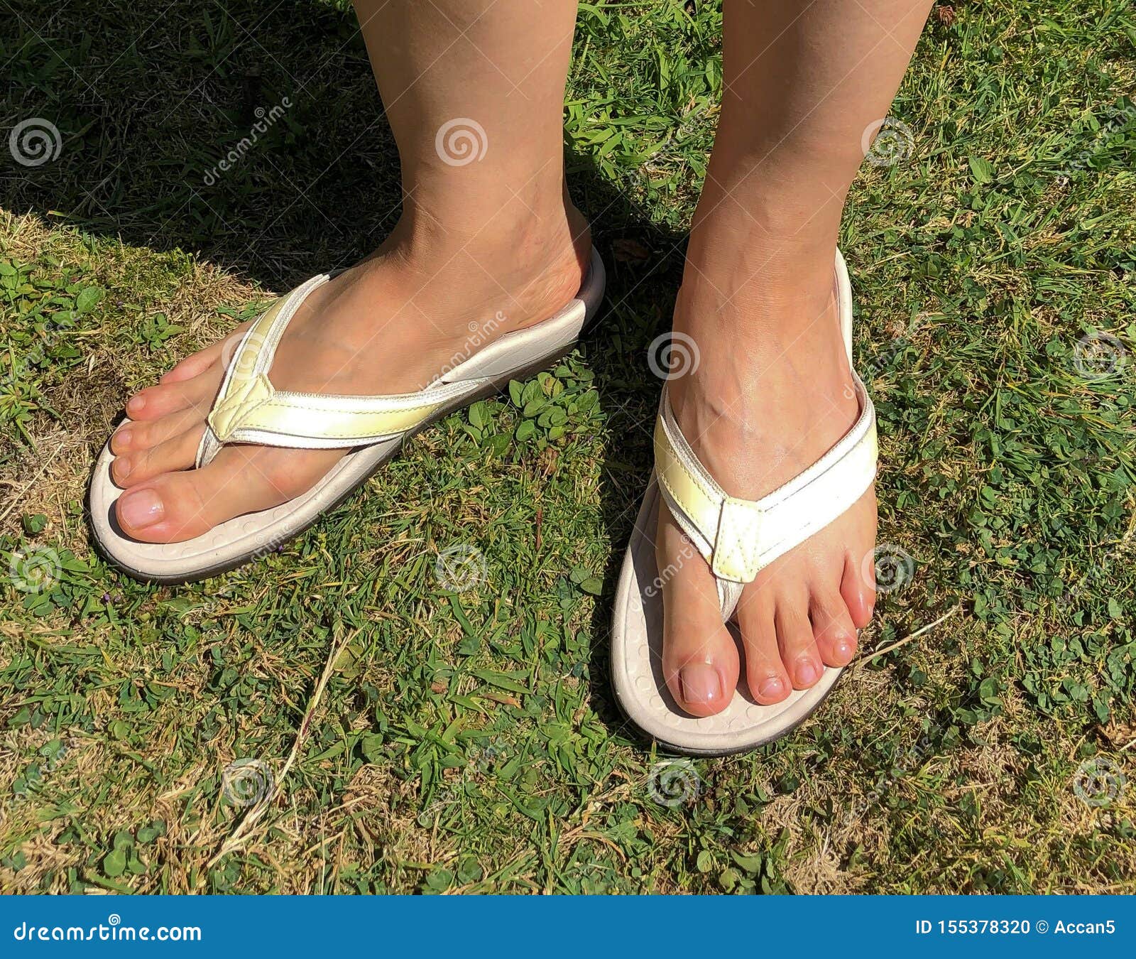 Женские пятки крупным планом Flip Flops
