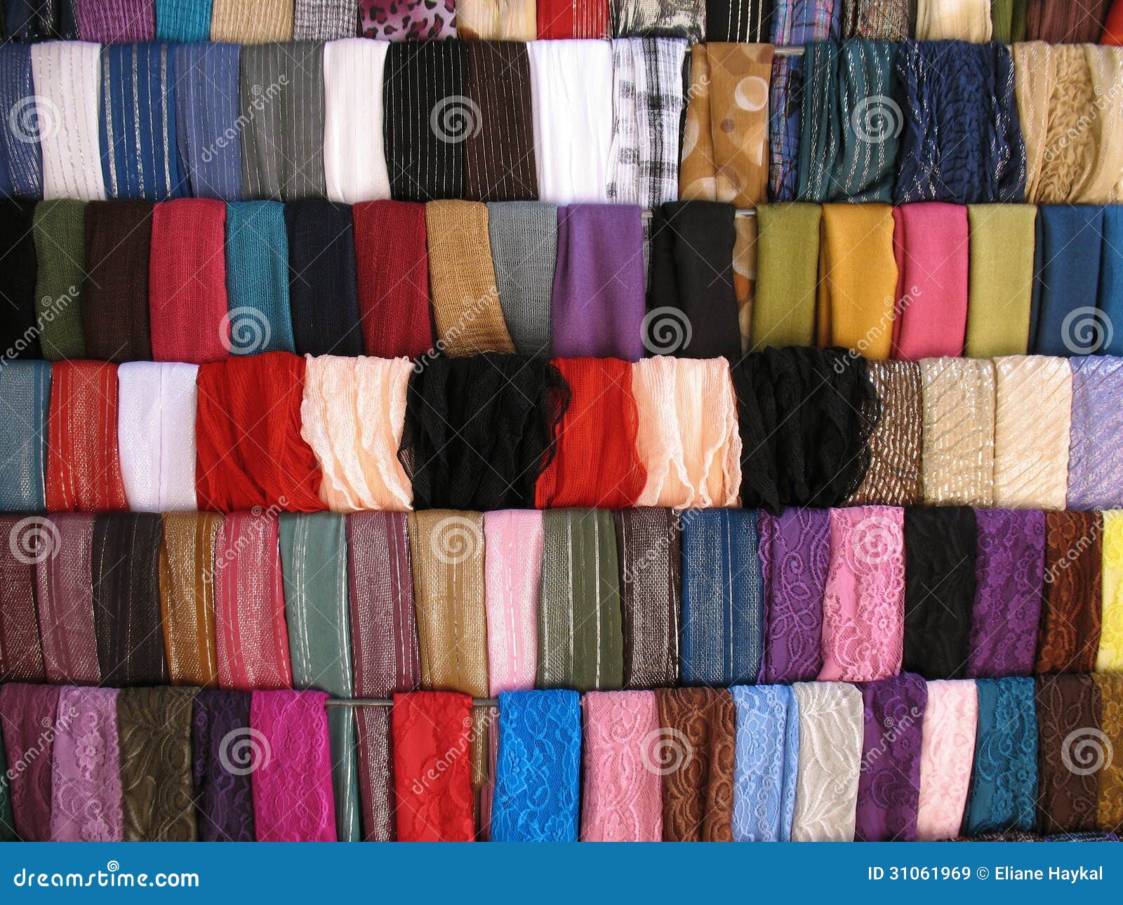 Цветастые образцы ткани в ливанском Souk. Цветастая одежда глохнет на souk Триполи старом, Ливане.