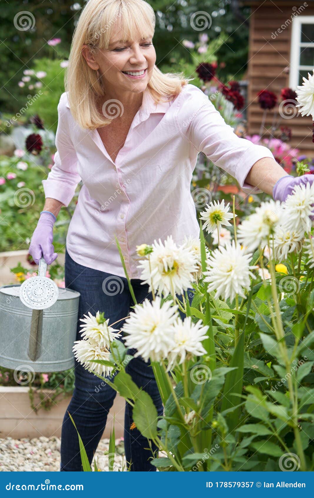 Зрелая женщина работает в саду :: Стоковая фотография :: Pixel-Shot Studio