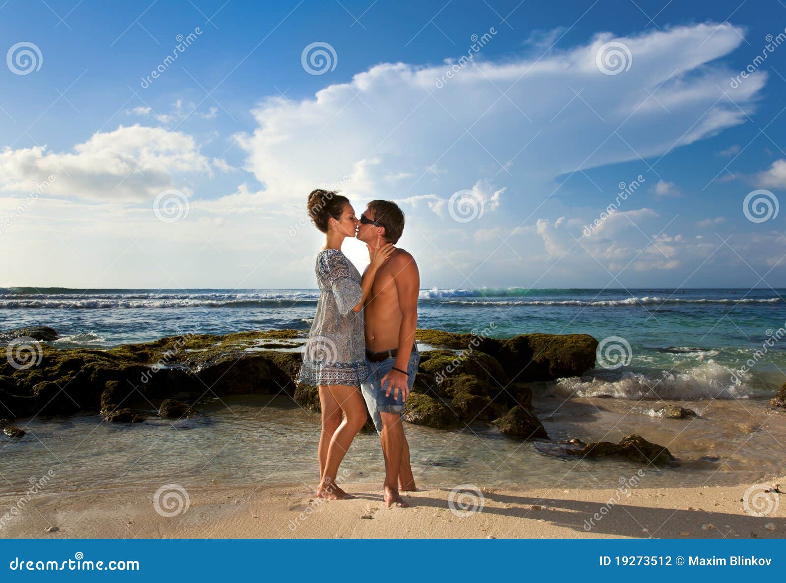 Девушка и парень поцелуй на берегу моря