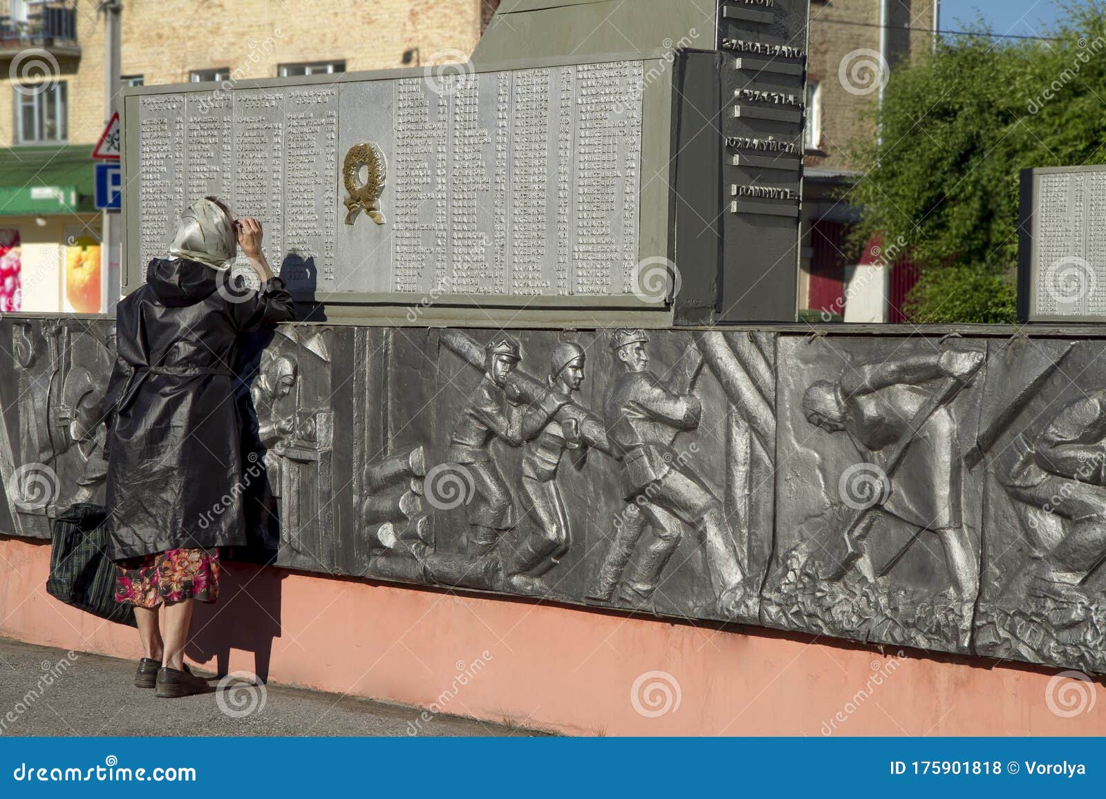 Центральная площадь города belovo женщина на обелиске солдатам, погибшим
