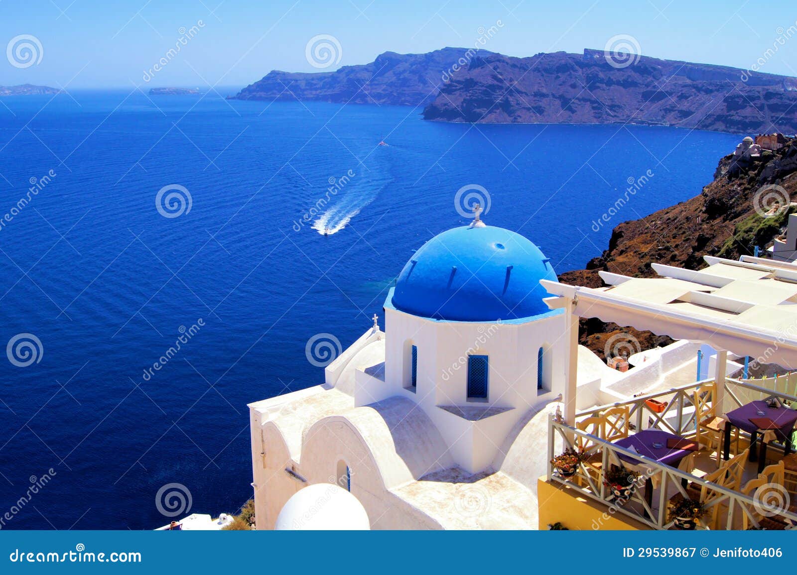 Церков Santorini. Голубая церковь купола с шлюпкой, селом Oia, Грецией