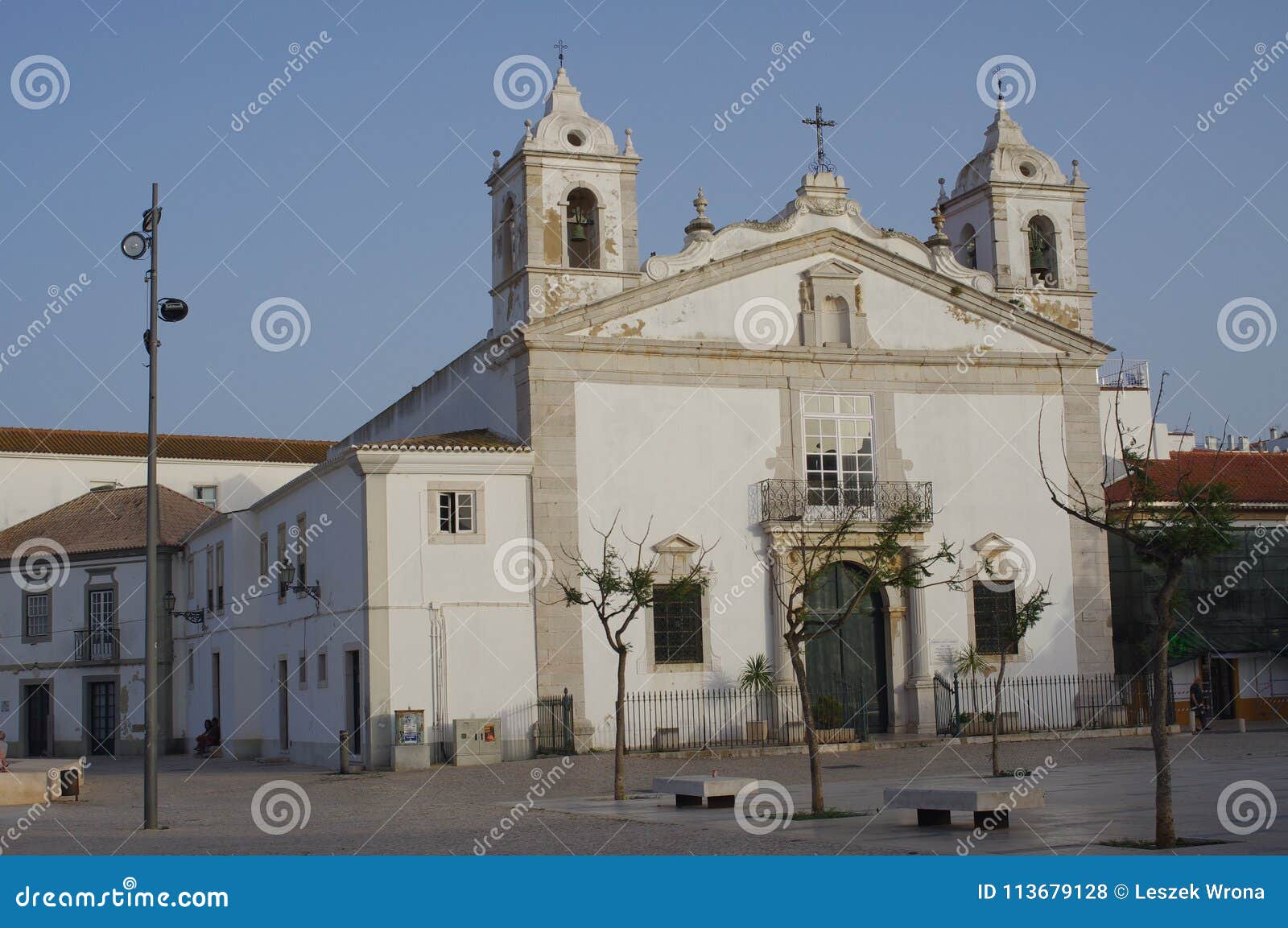 Церковь Santo Антонио в Лагосе в Portuga. 2 башни церков ` s nio ³ Santo AntÃ в Лагосе в Португалии, рассматриваемой один из самых точных интерьеров церков в Португалии которая содержит эффектный барочный шедевр позолоченных деревянных, ярких картин на деревянном сводчатом потолке