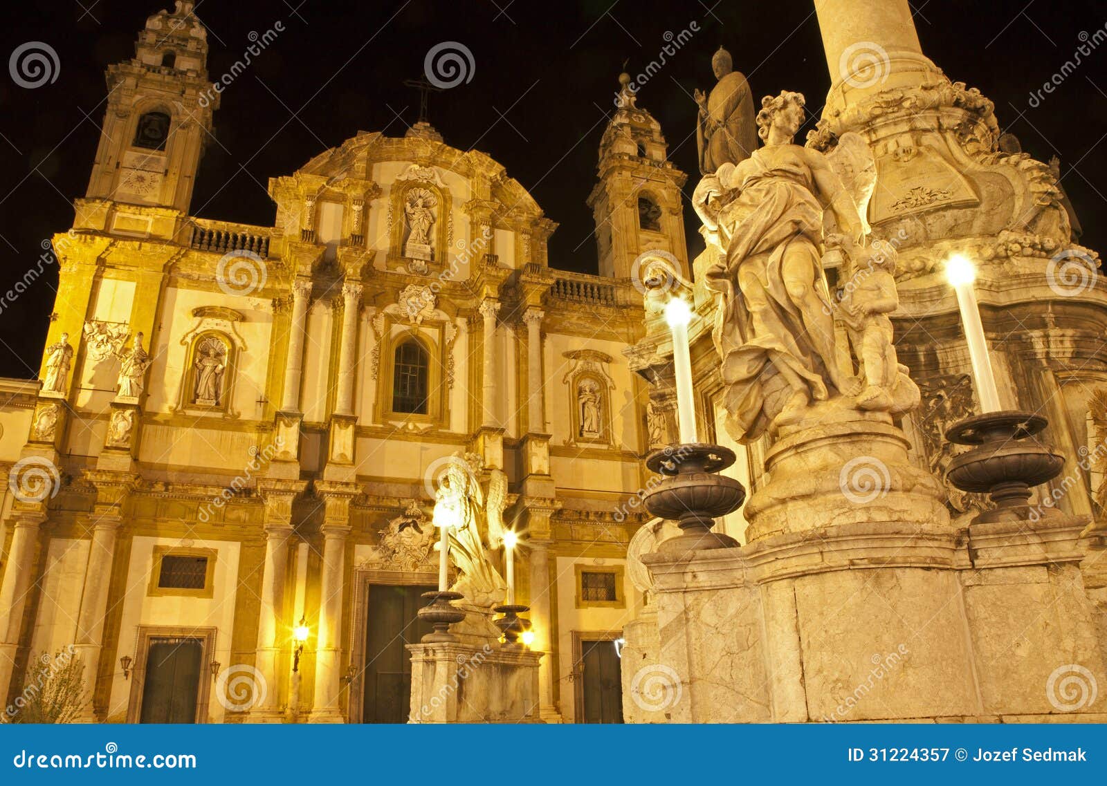 Церковь Палермо - St Dominic и барочный столбец на ноче. Церковь Палермо - Сан Domenico - St Dominic и барочный столбец на ноче