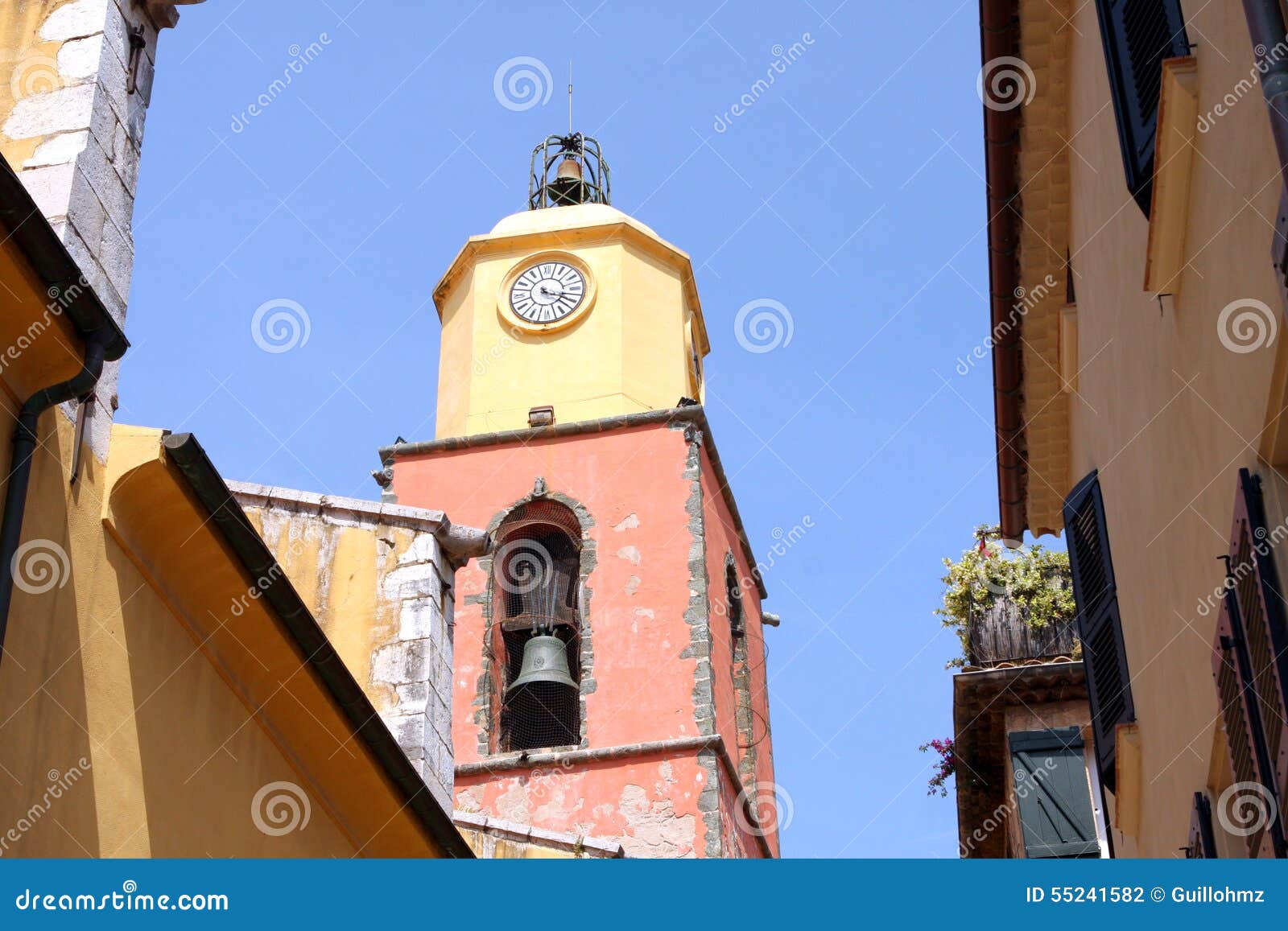 Церковь Франция колокольни St Tropez провансальская. Провансальская церковь колокольни в французской ривьере Провансали Alpes Cote d'Azur Франции St Tropez
