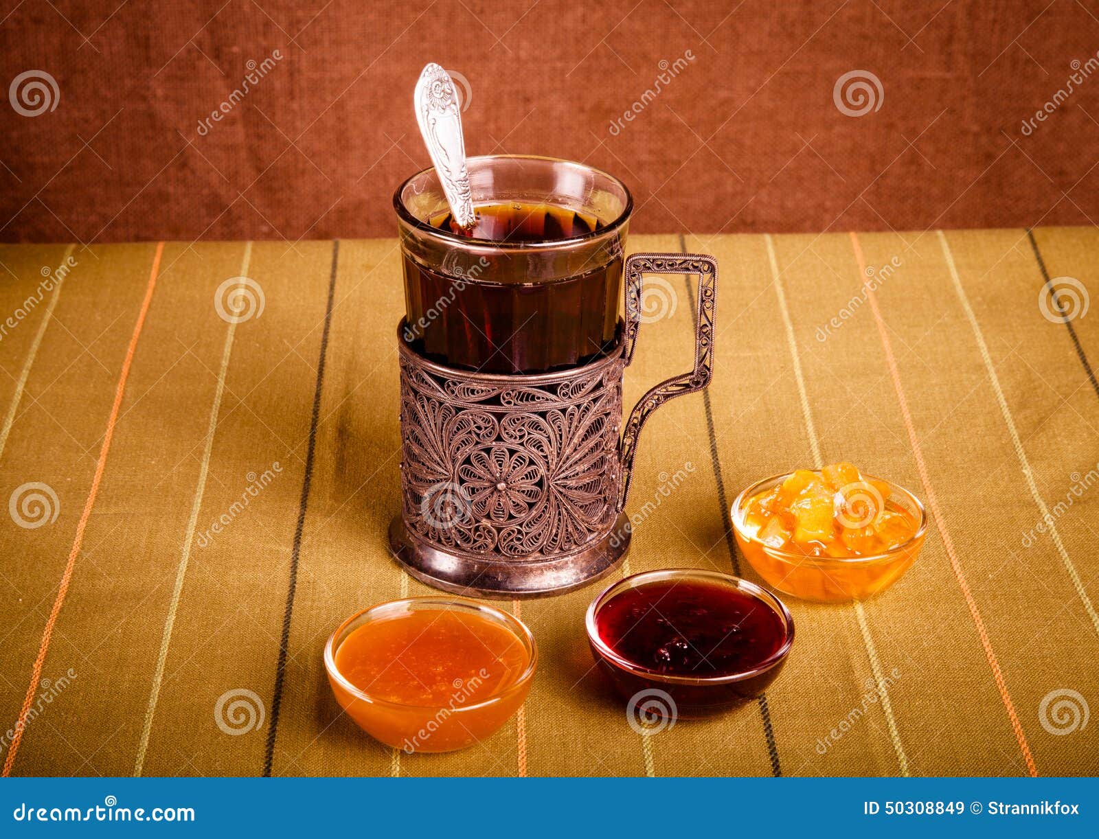 Чай с медом и вареньем