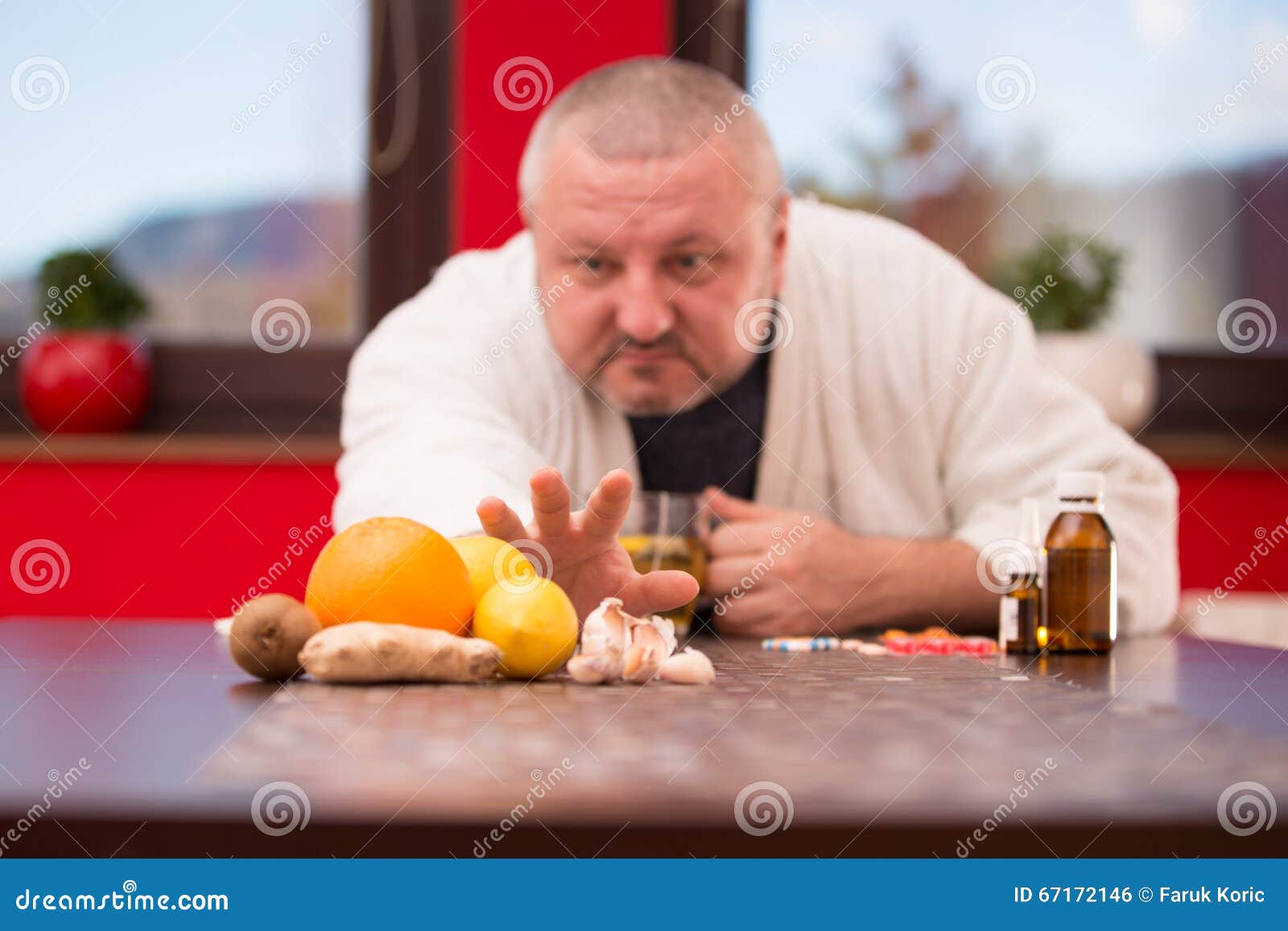 Чай вируса гриппа холода и зимы больного человека страдая выпивая ...