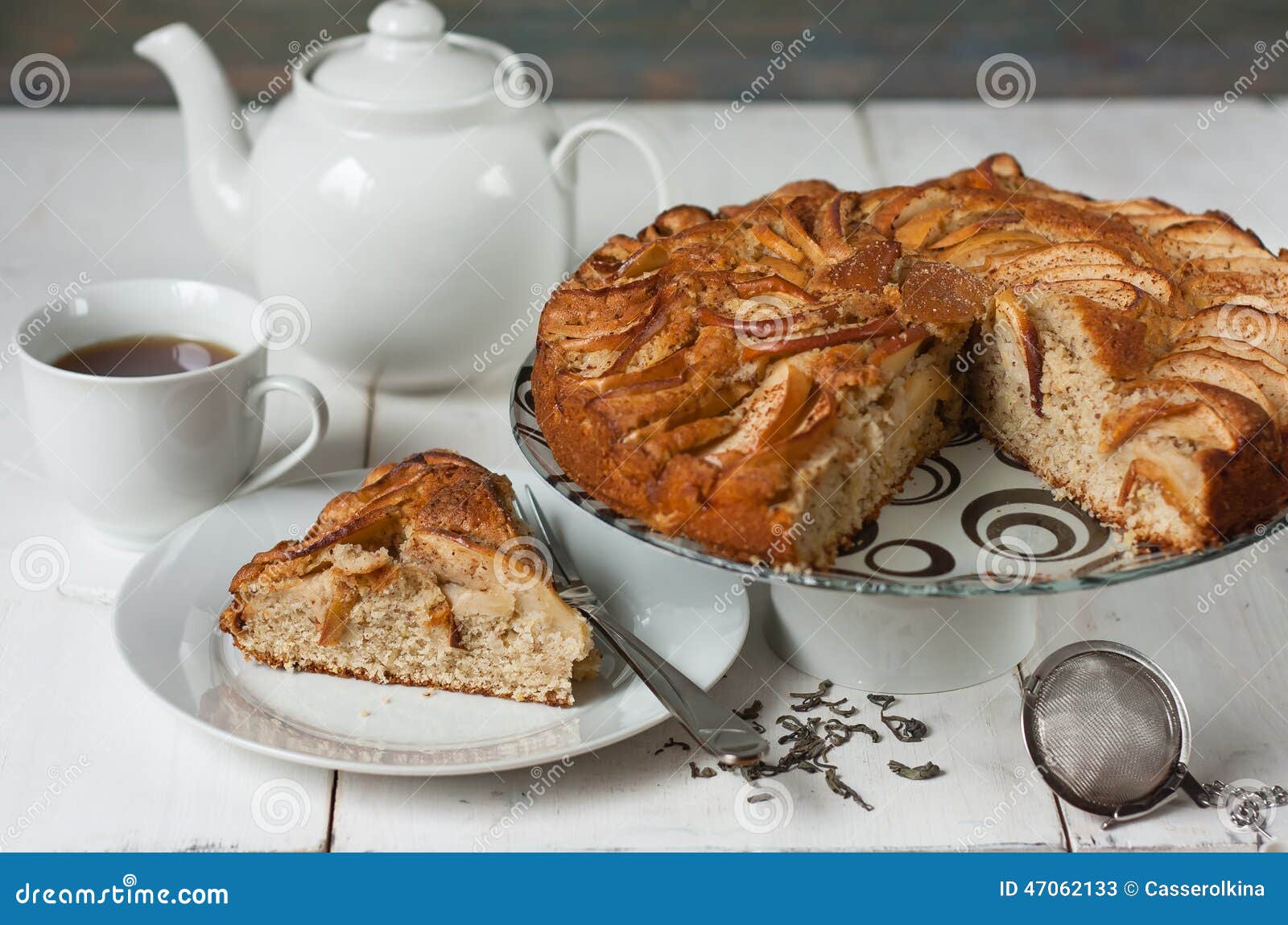 Чай и пирог с яблоками кусочек