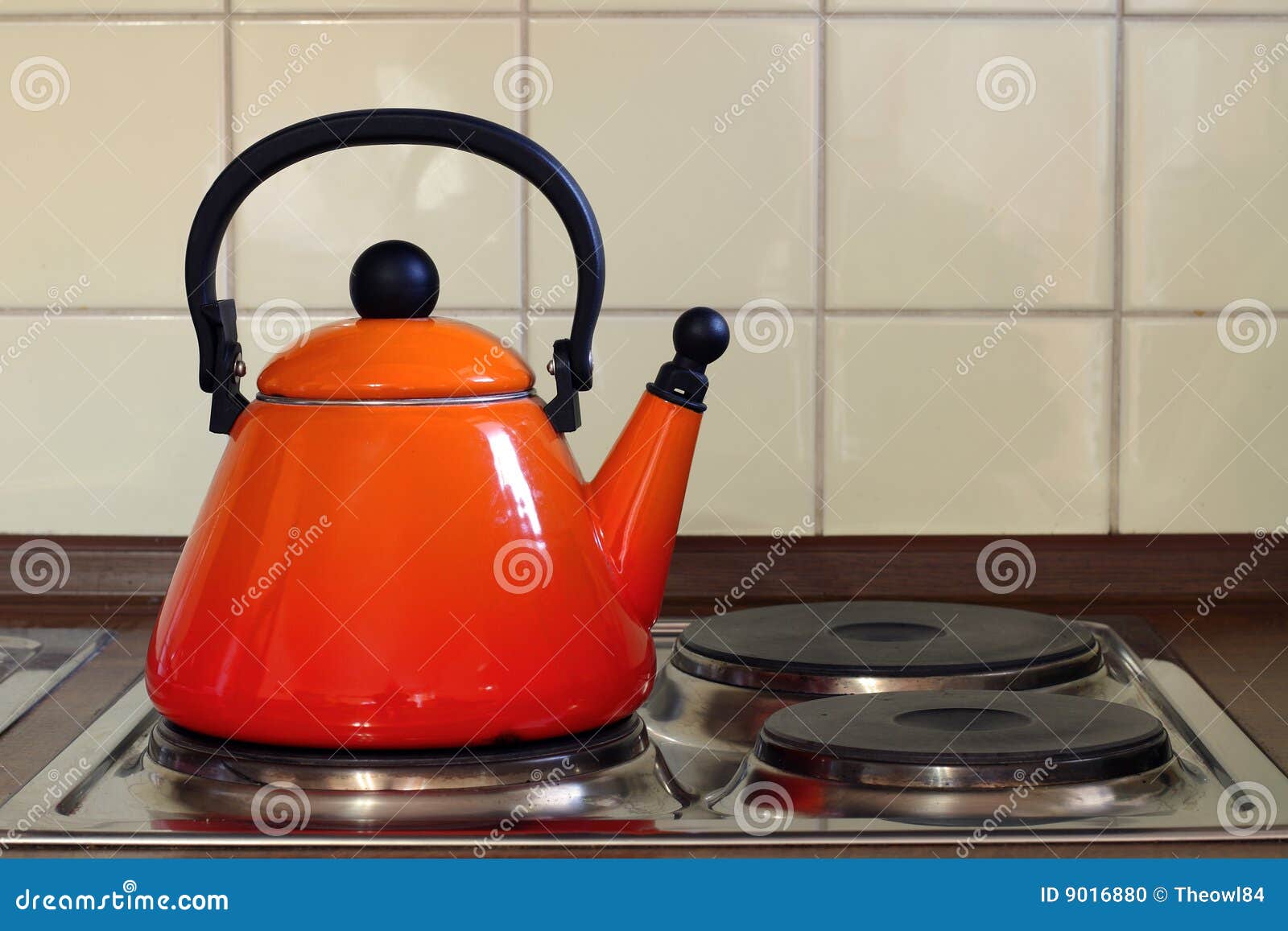 чайник печи кухни стоковое фото. изображение насчитывающей плитки - 9016880