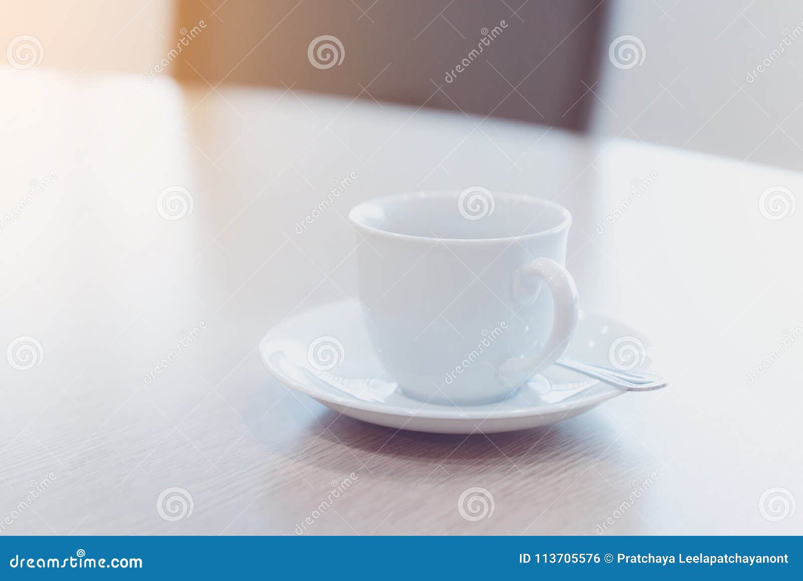 Чашка горячих кофе и ложки на деревянном столе в конференц-зале - перерыве на чашку кофе