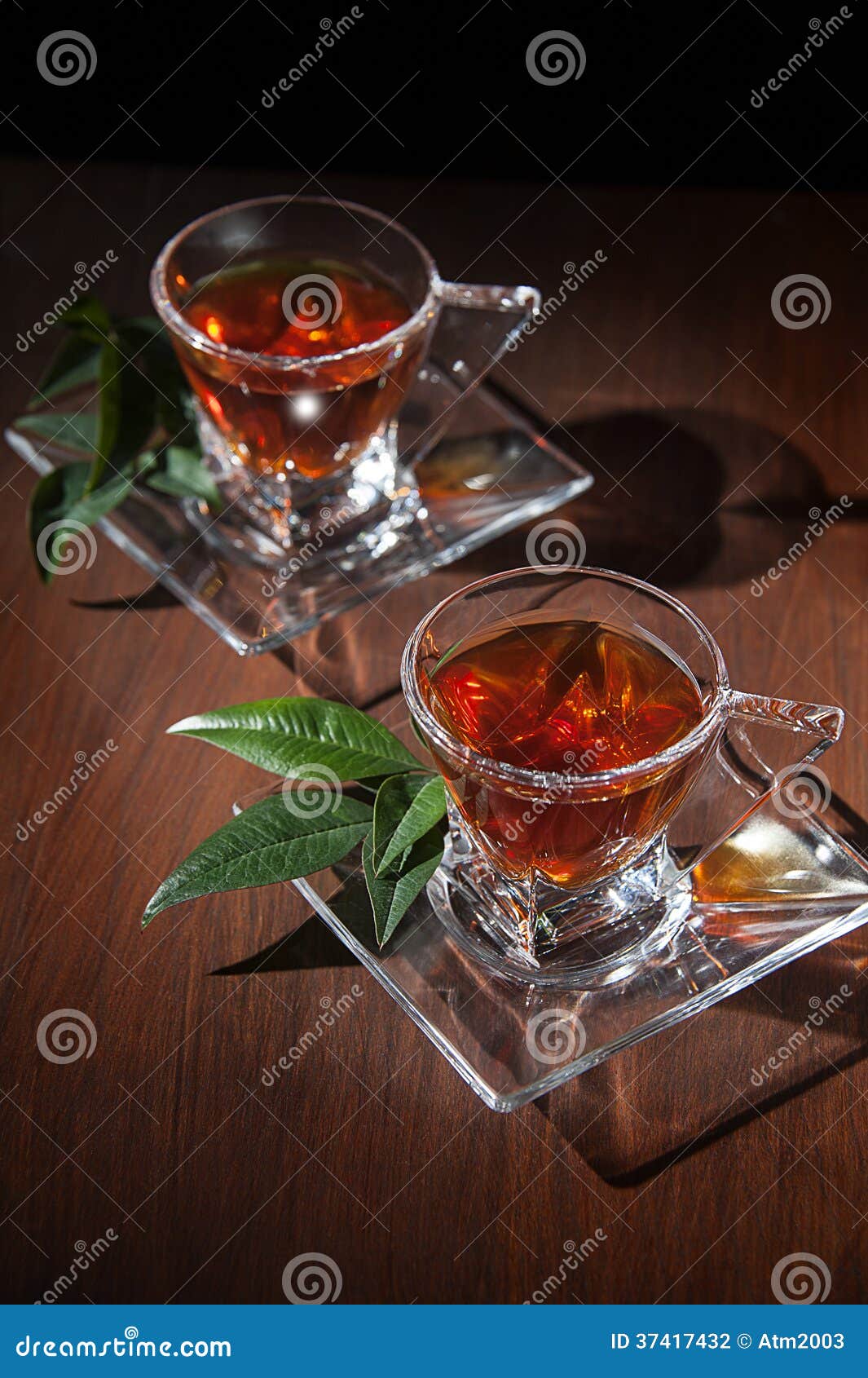 Чашки чая на деревянном столе