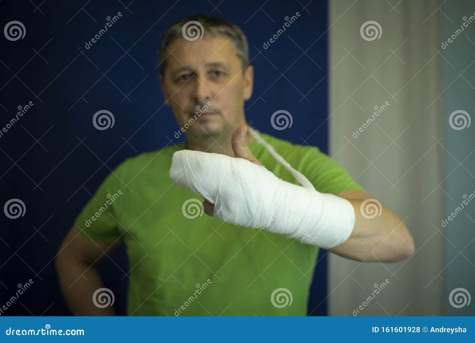 Человек В Бинтах В Метро