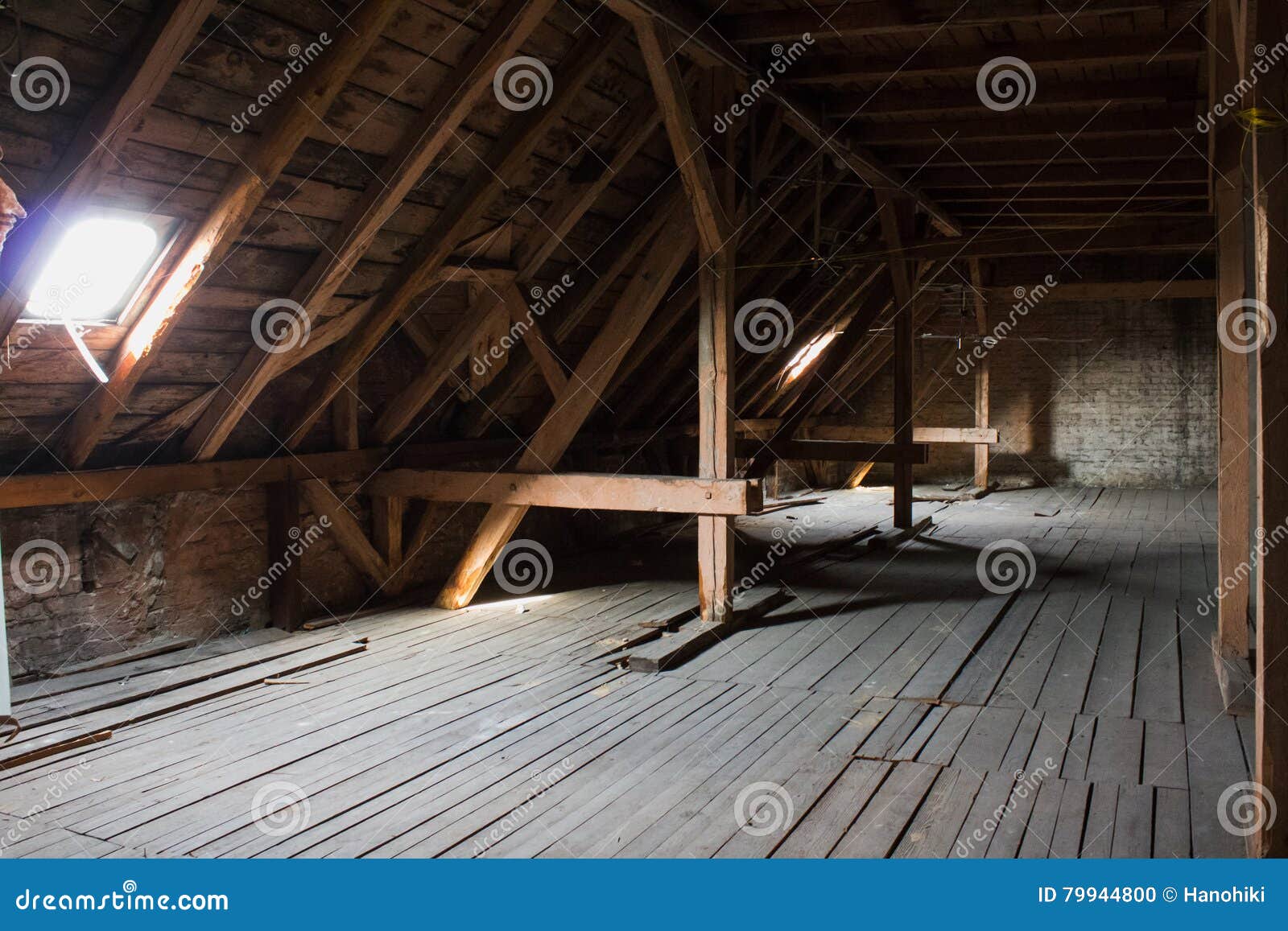 Чердак, старая просторная квартира/крыша перед конструкцией Стоковое ...