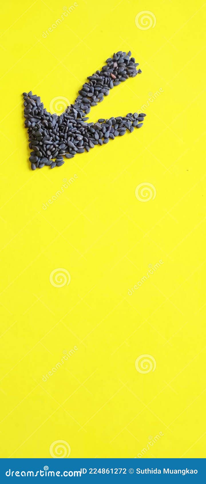 черная стрелка на желтом фоне Стоковое Фото - изображение насчитывающей ...