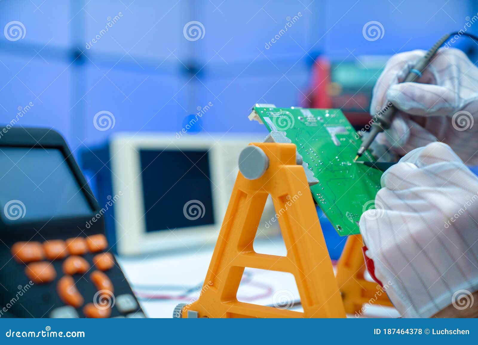 Чинят комиссия пск электроники в верстаке службы с инструментами для ...