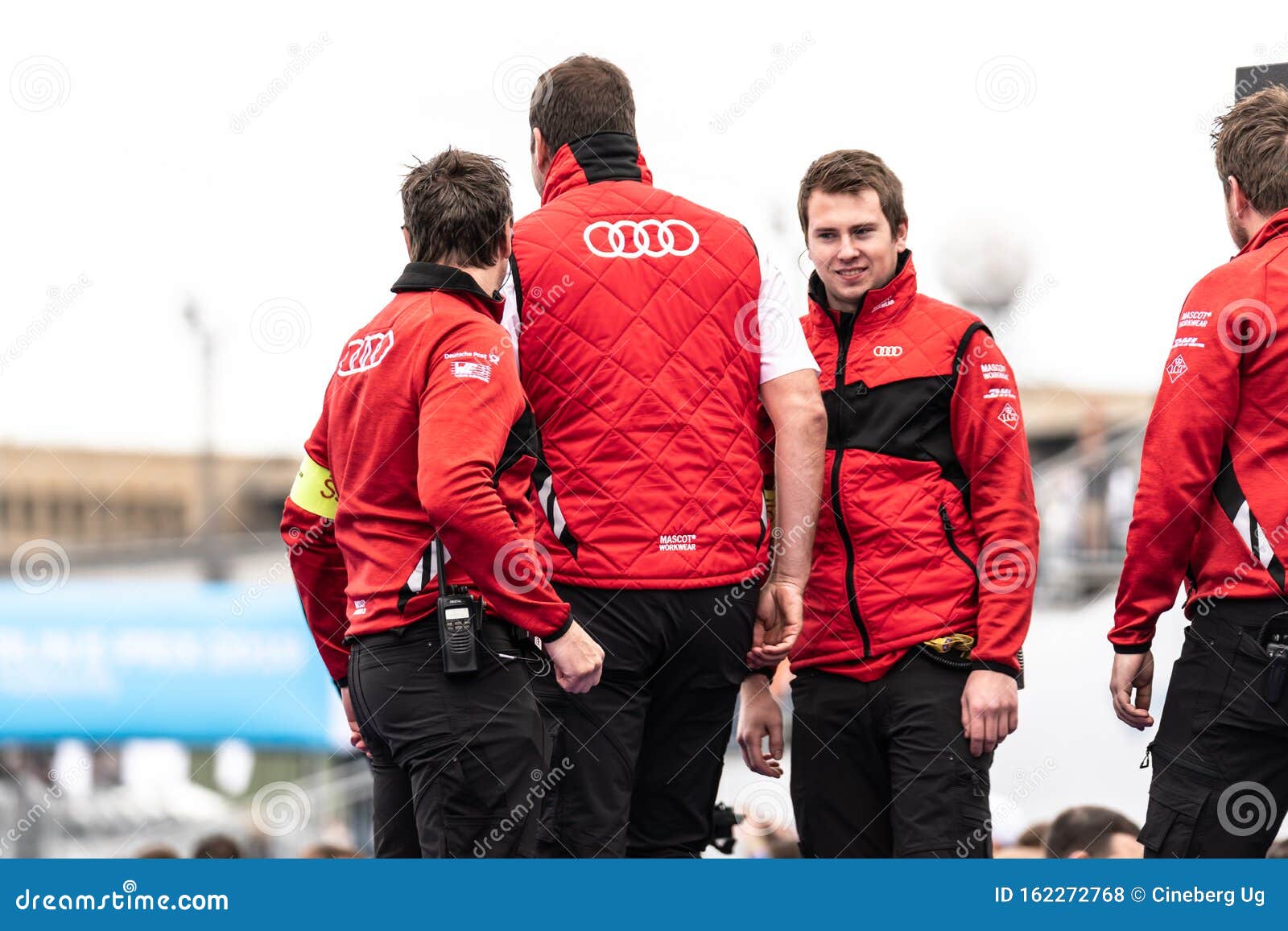 Берлин, Германия - 25 мая 2019 г.: Члены команды Audi Racing во время чемпионата ABB FIA Формулы Е, класса автогонок, используют только электромобили