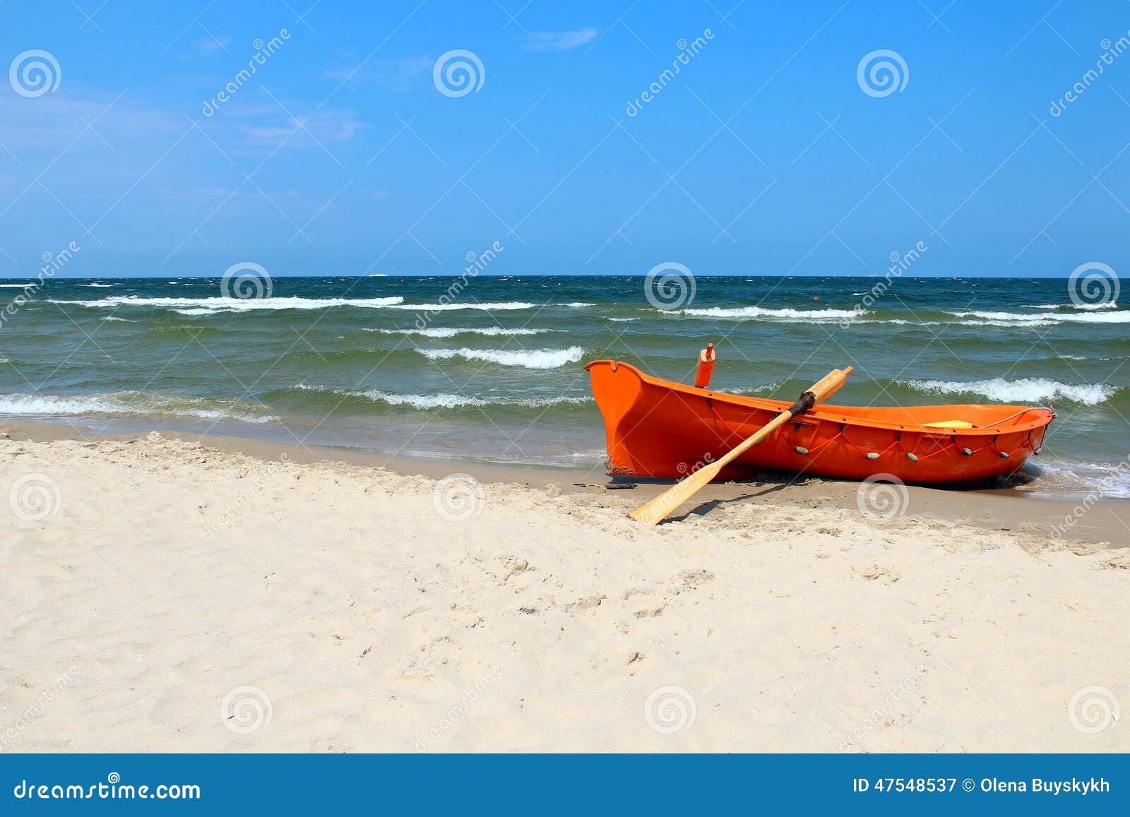 Шлюпка на пляже Балтийского моря в Swinoujscie, Польше