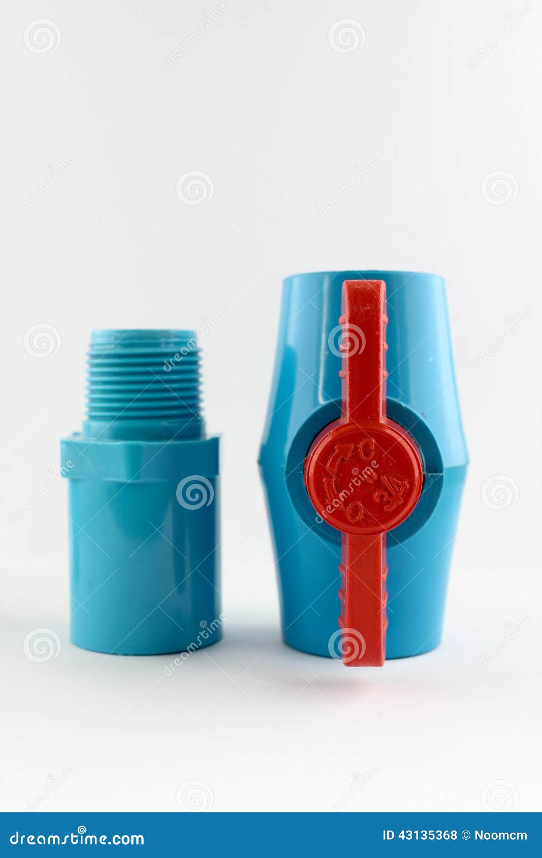 Шариковый клапан PVC. Шариковый клапан и штуцеры PVC на белой предпосылке