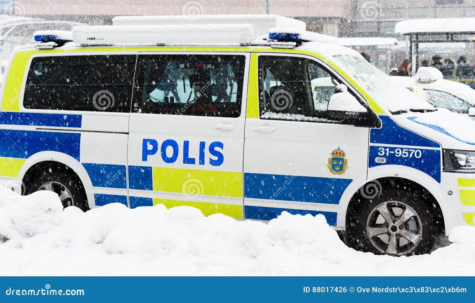 Шведские полицейские машины припарковали зимний день когда он идет снег ...