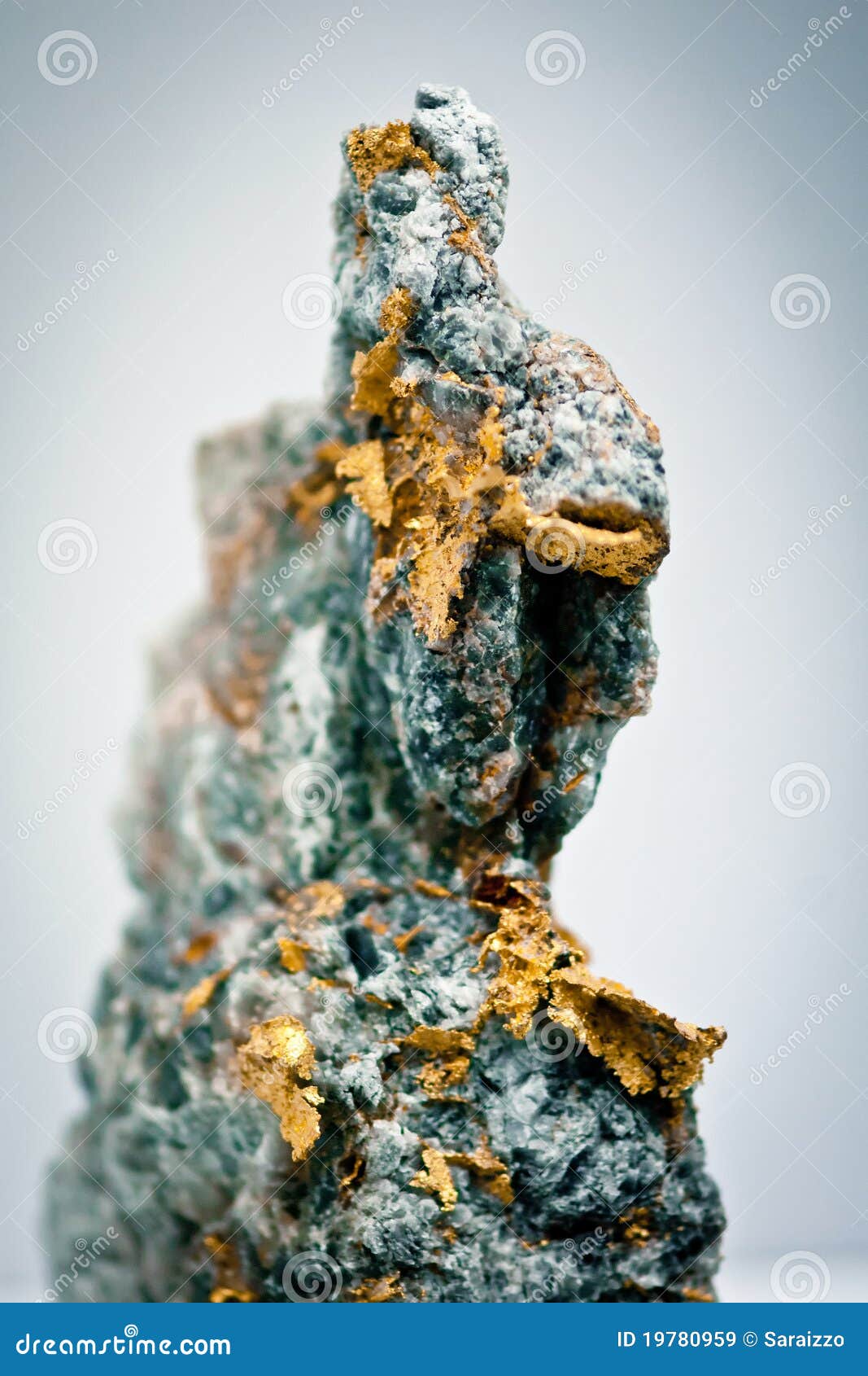 шелушится золото много минерал