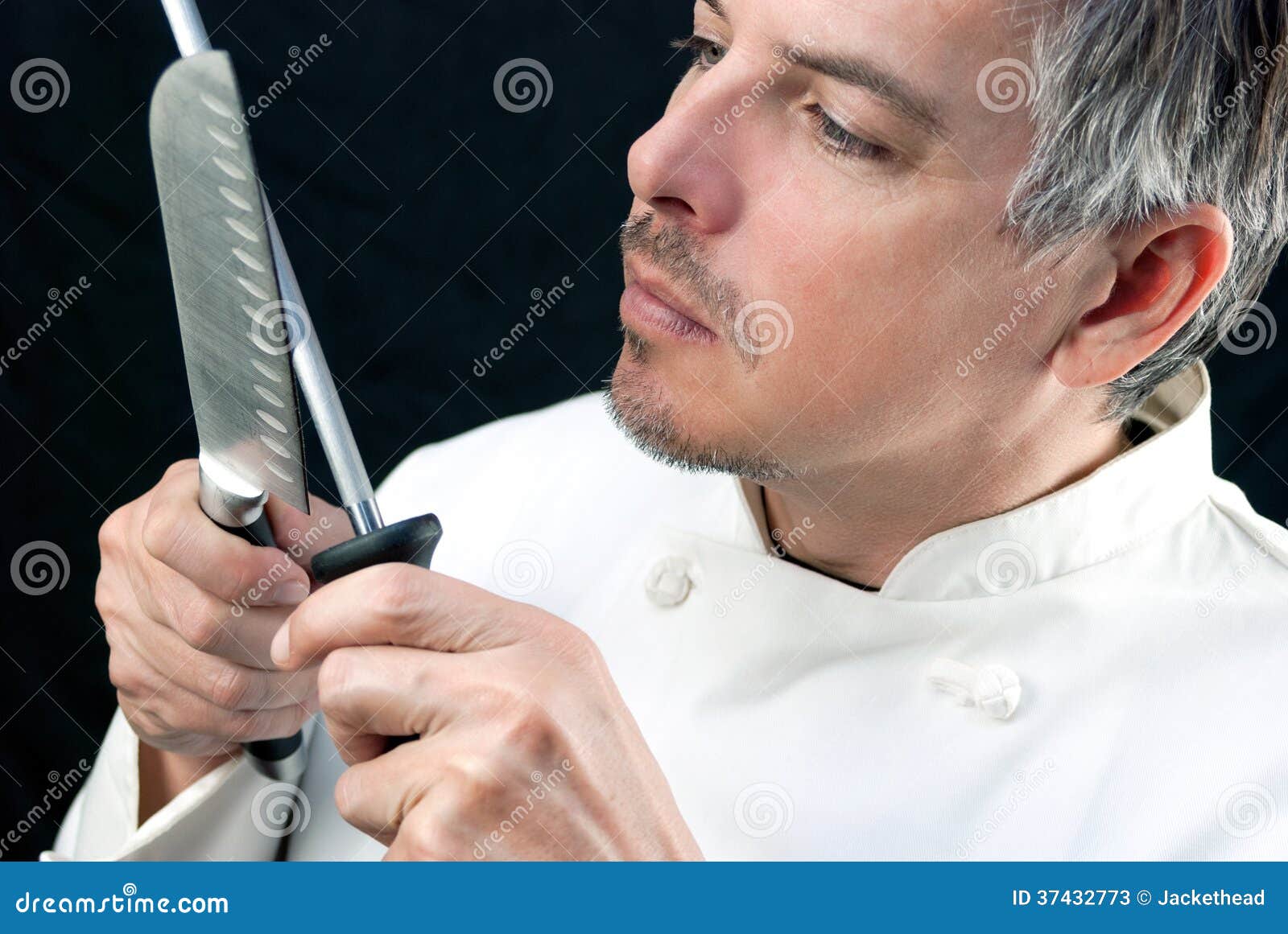 Шеф-повар точит нож