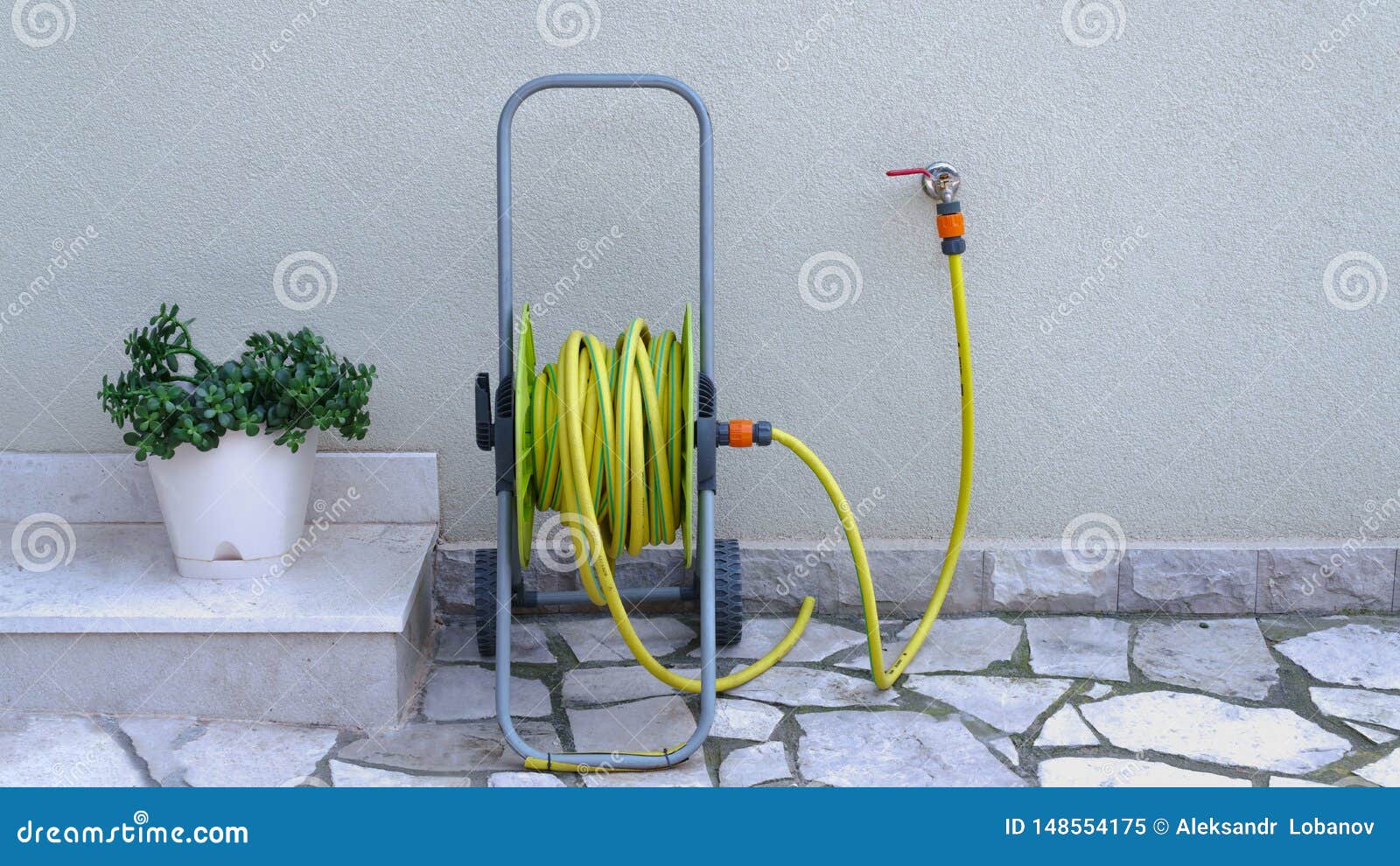 Шланг сада для полива стоковое изображение. изображение насчитывающей ...