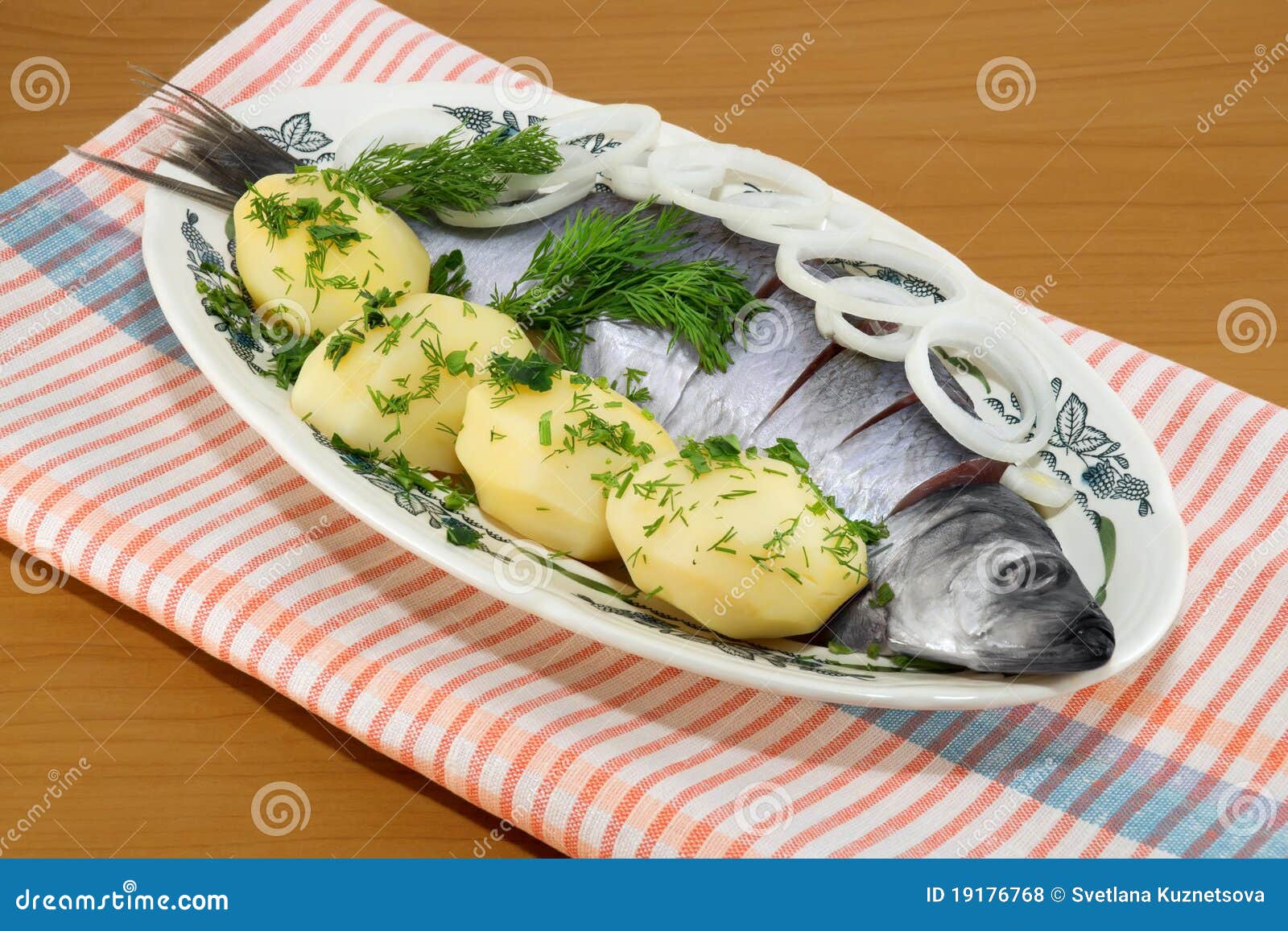 Молодая картошка с укропом и селедкой
