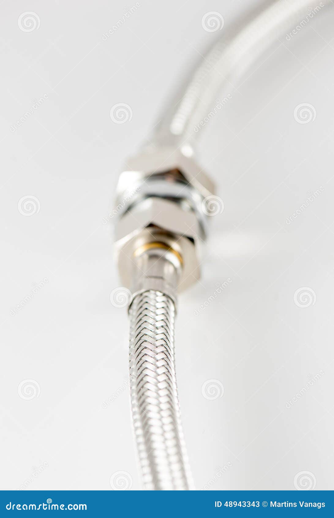 Эластичная труба водопровода волокна металла с соединителями Стоковое .