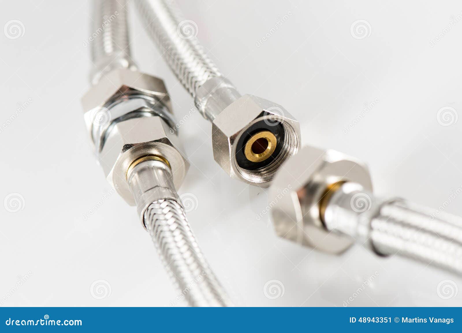 Эластичная труба водопровода волокна металла с соединителями Стоковое ...