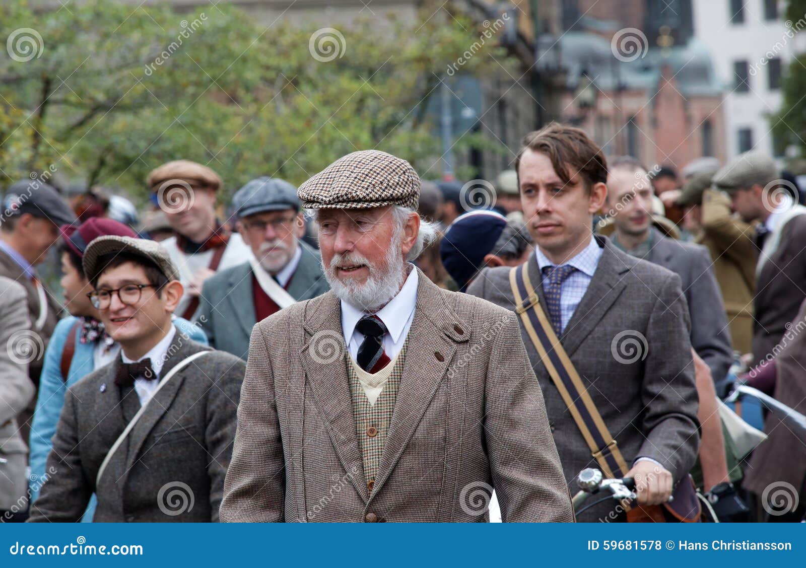 Элегантный джентльмен нося старомодные одежды одежды из твида ...