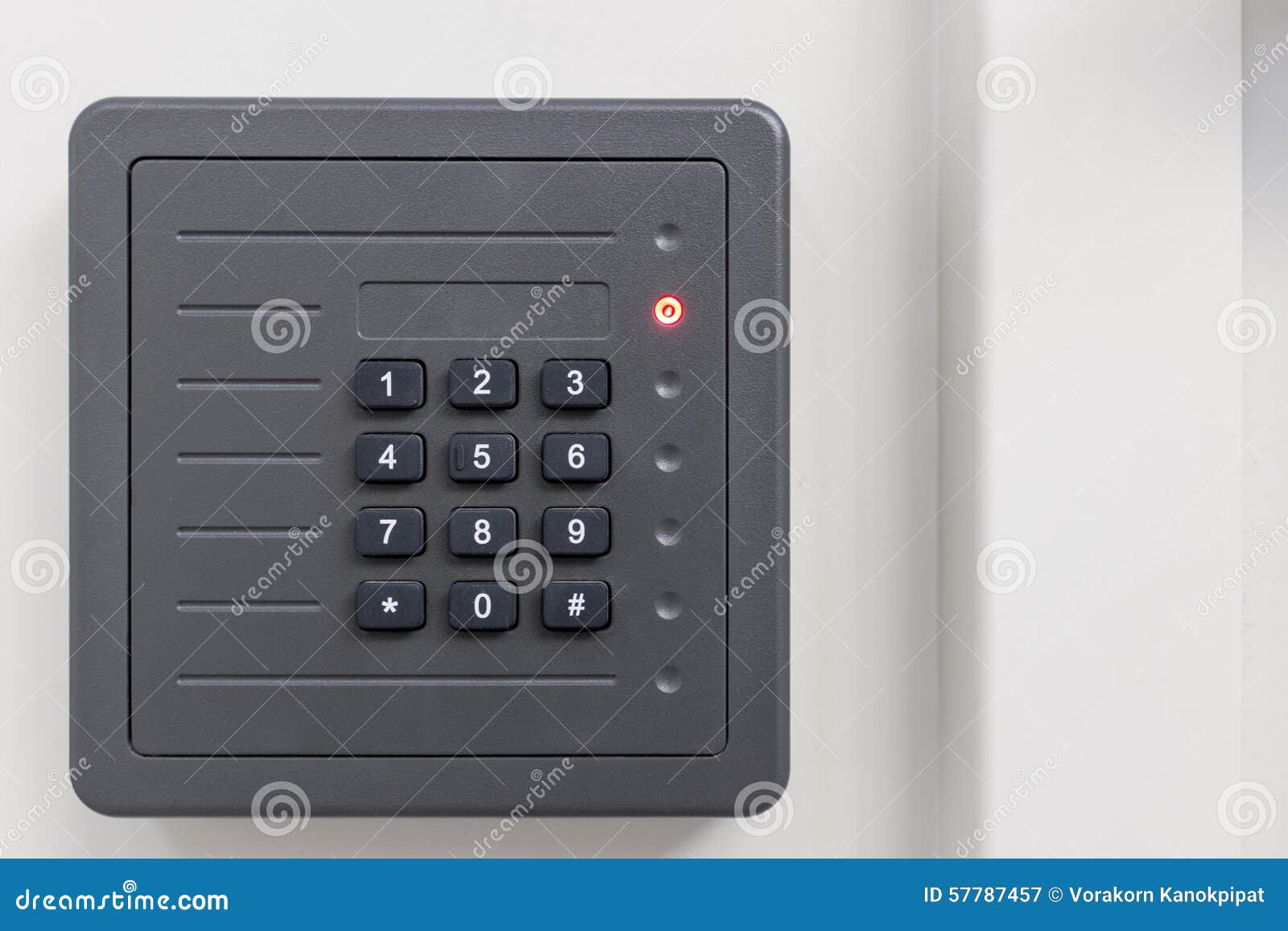 Электронная коробка двери контроля допуска с числовой клавиатурой на белой предпосылке