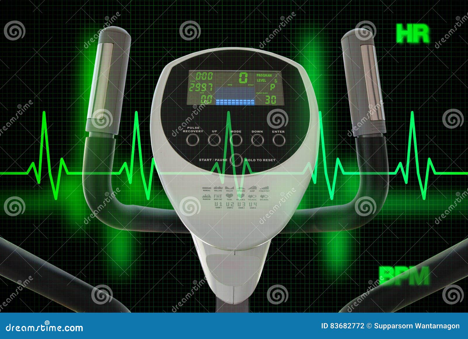 Эллиптическая машина для работать с диаграммой или автомобилем сердцебиения. Концепция здорового образа жизни проиллюстрированная эллиптической машиной для диаграммы работать и сердцебиения или cardiogram используя метод двойной экспозиции