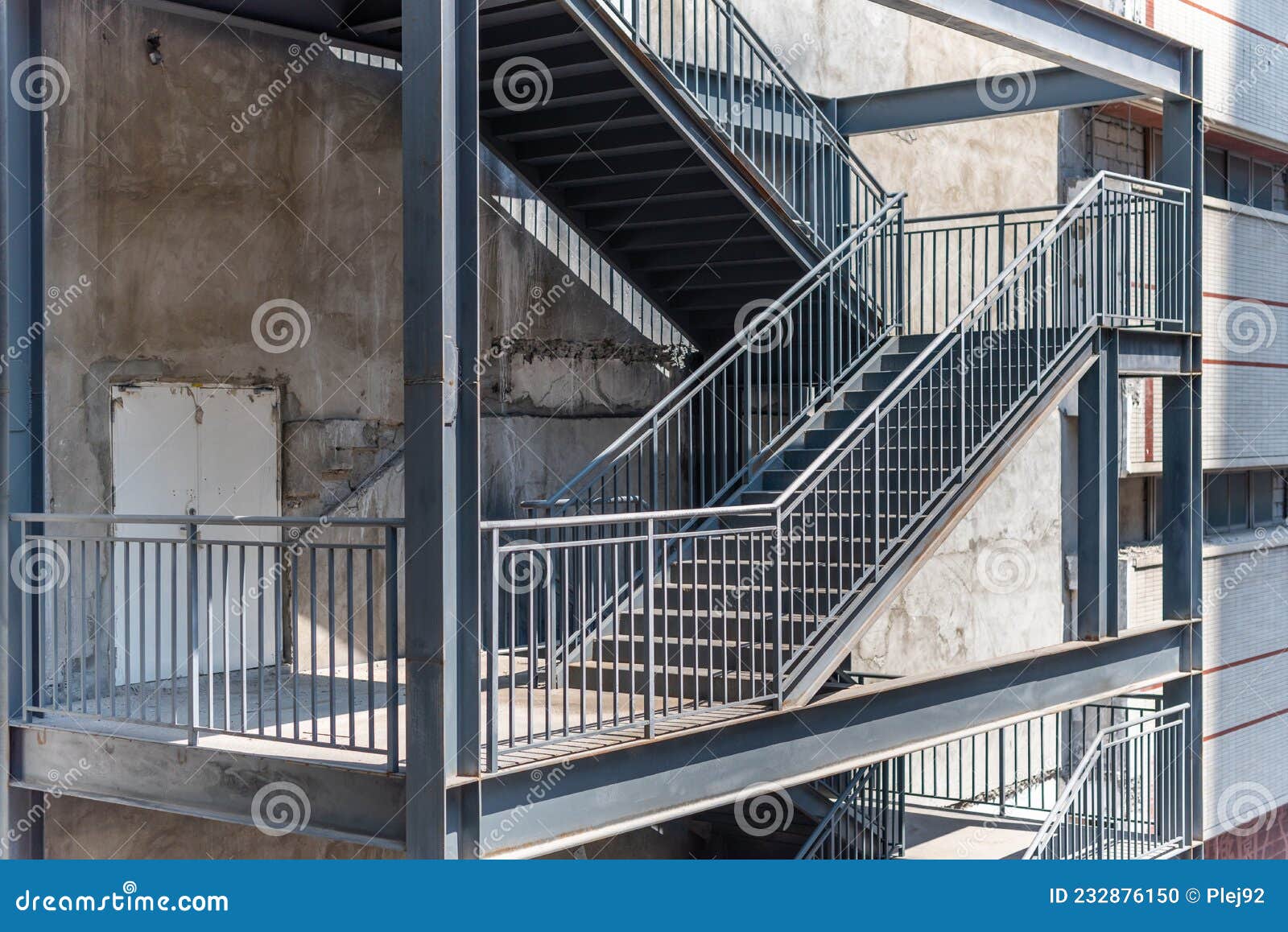 Изготовление металлических лестниц с площадкой