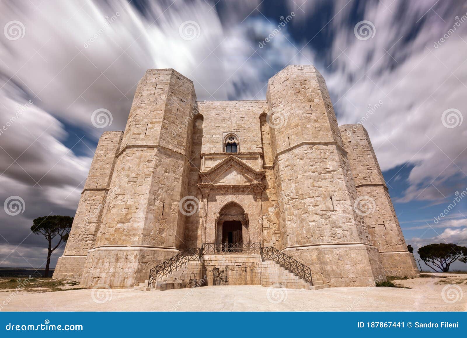 Эзотерическая архитектура : Andria Апулия Италия Castel Del Monte. Стоковое  Изображение - изображение насчитывающей средне, крепость: 187867441