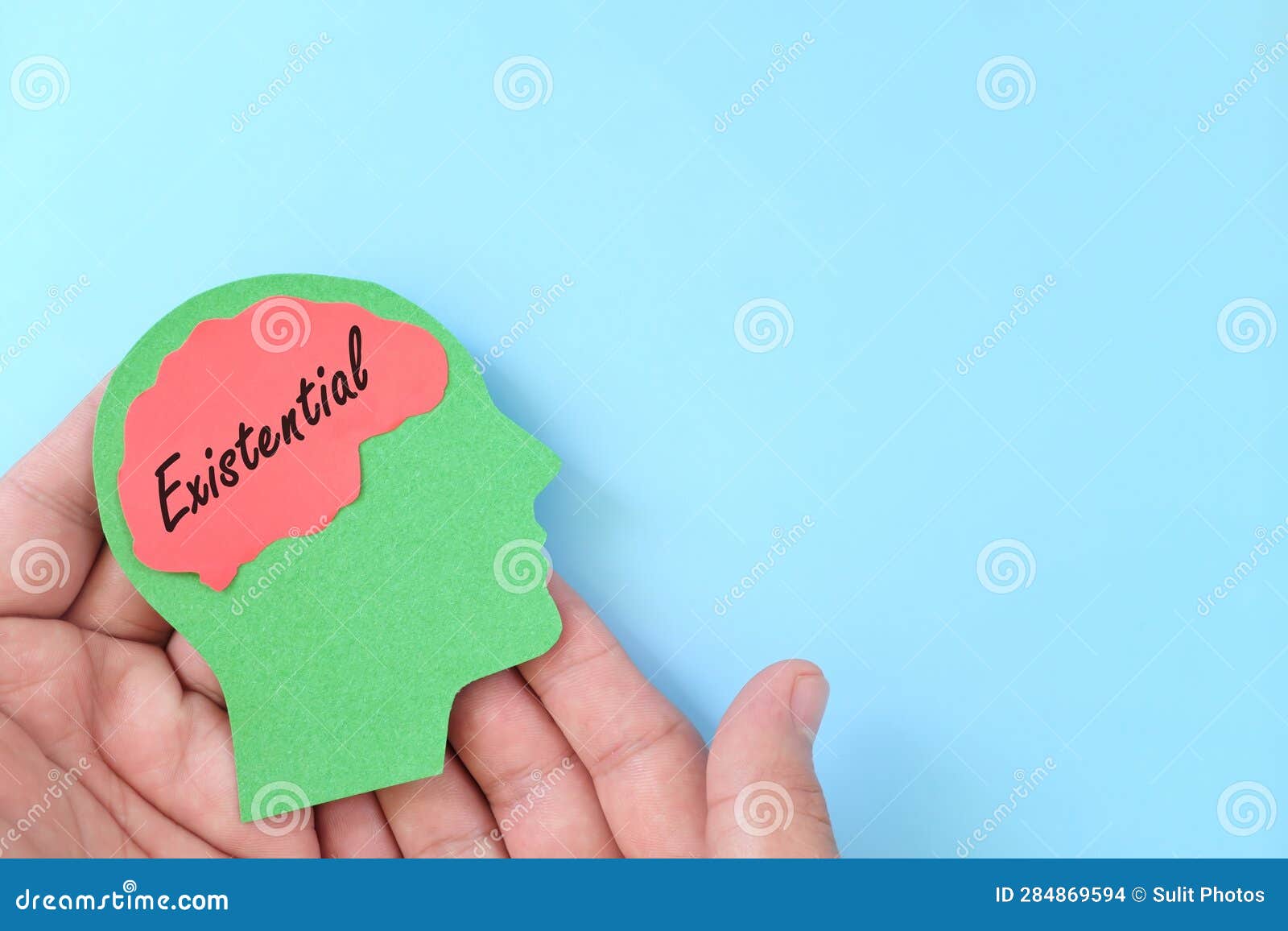 экзистенциальный интеллект в психологии. рука держала профиль человека ...