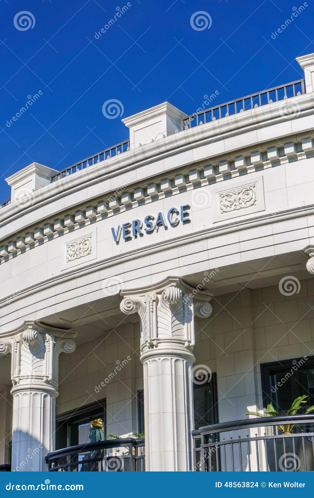 Экстерьер магазина розничной торговли Versace Редакционное Стоковое ...