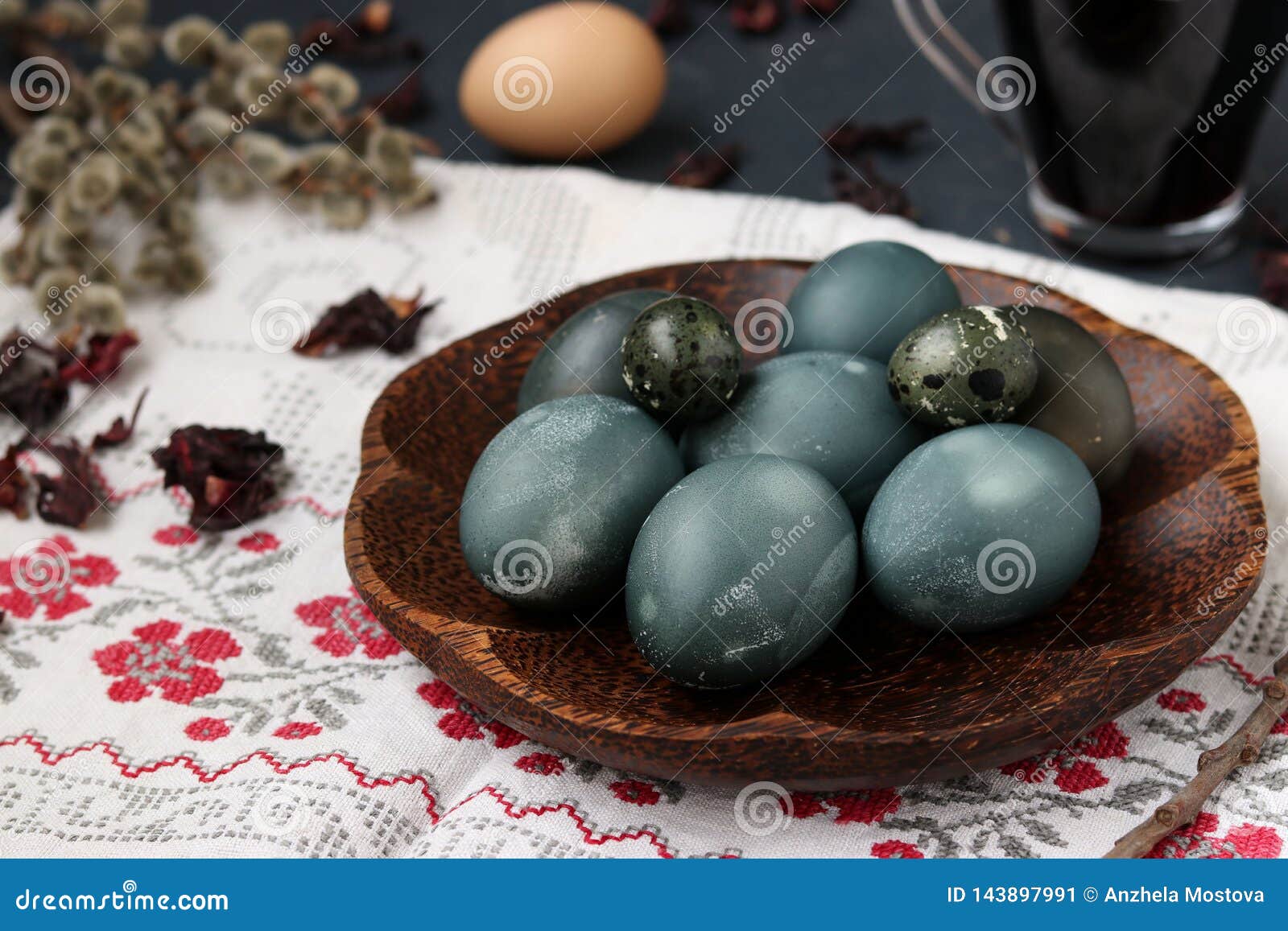 Перепелиные яйца окрашенные каркаде