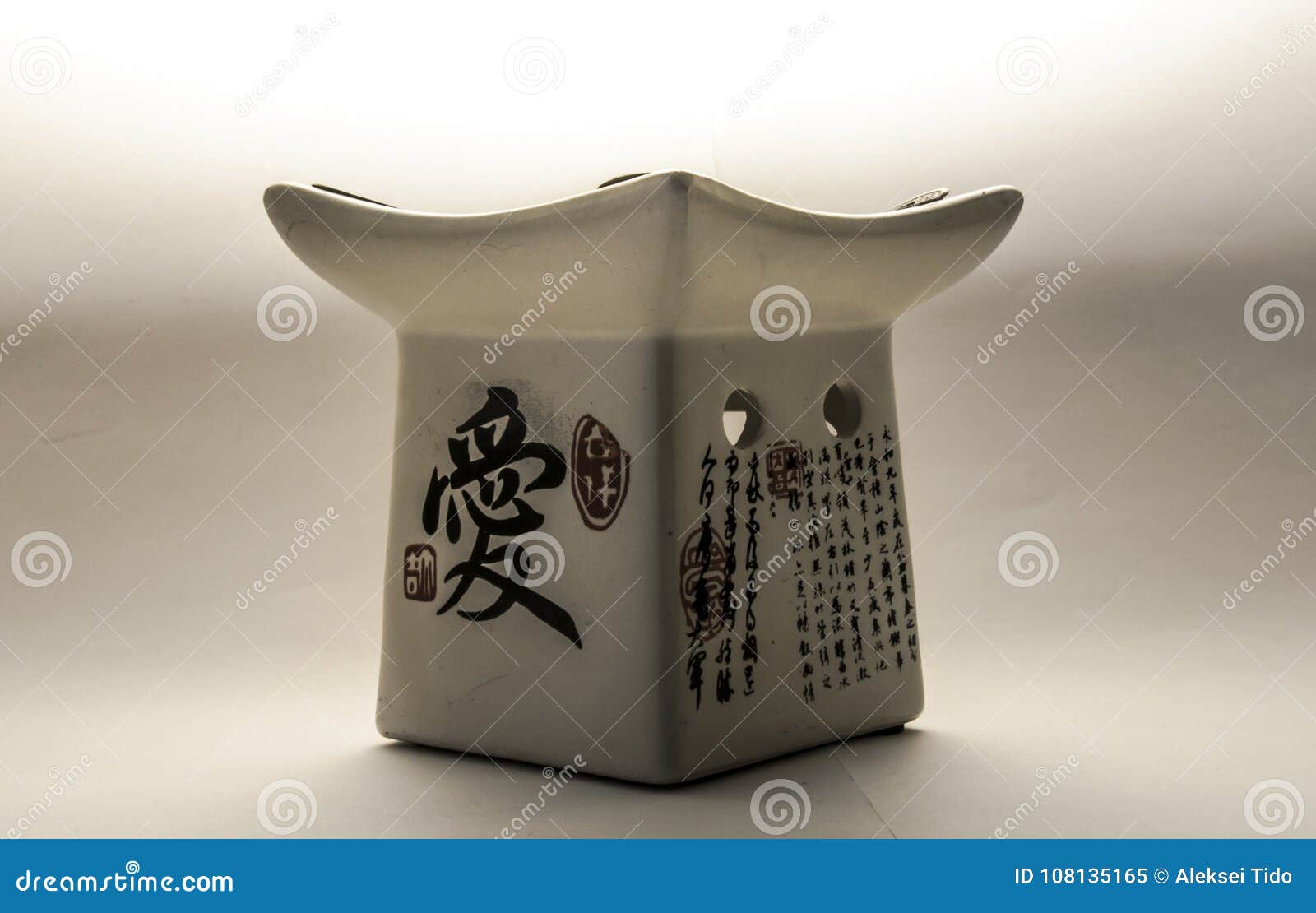 Японская ароматичная масляная лампа на белой предпосылке. Керамическая масляная лампа с японскими словами, белое cilor, белая предпосылка
