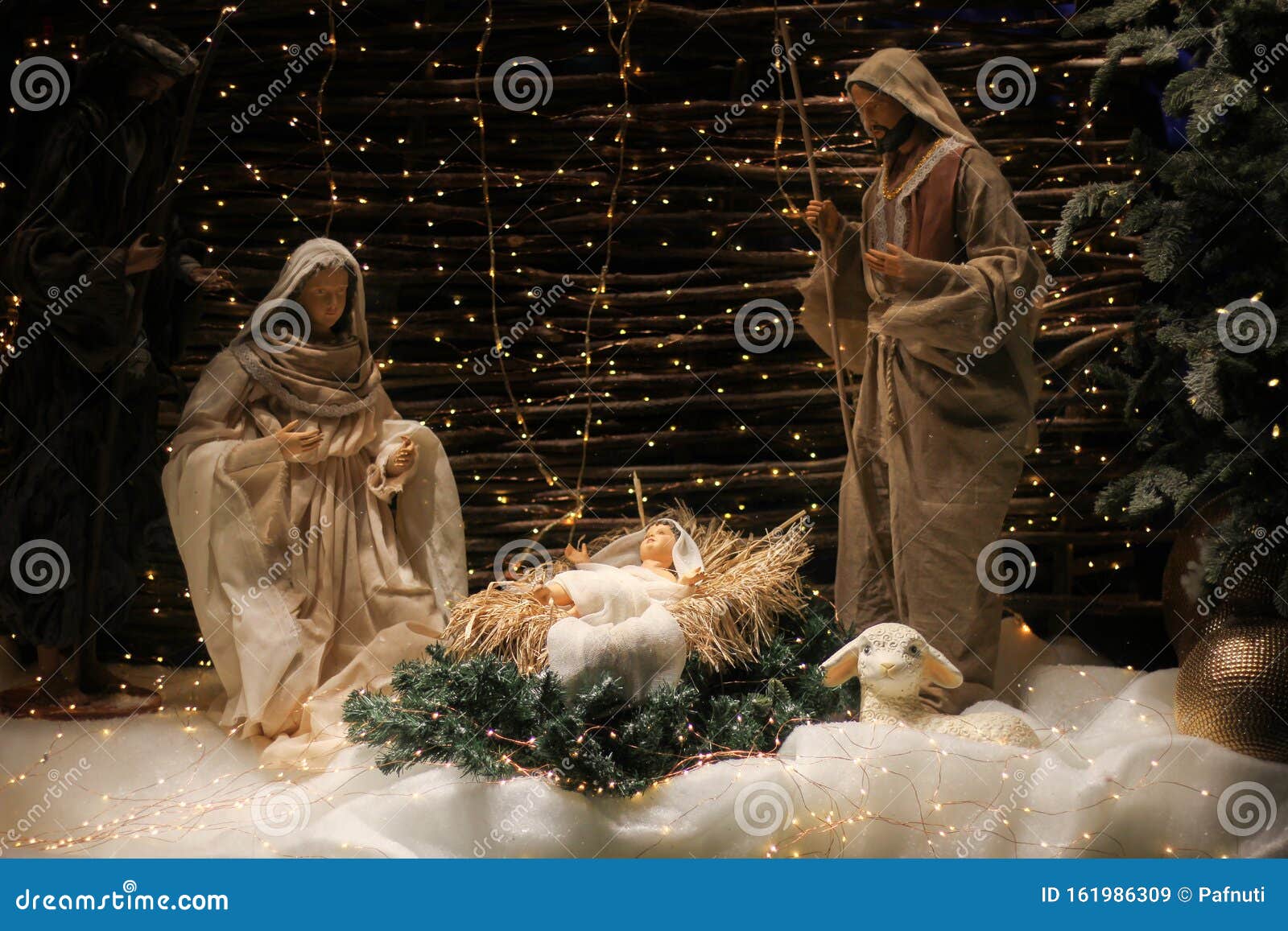 玛丽和约瑟夫在发光的马槽里抚摸婴儿耶稣照片摄影图片_ID:405805521-Veer图库