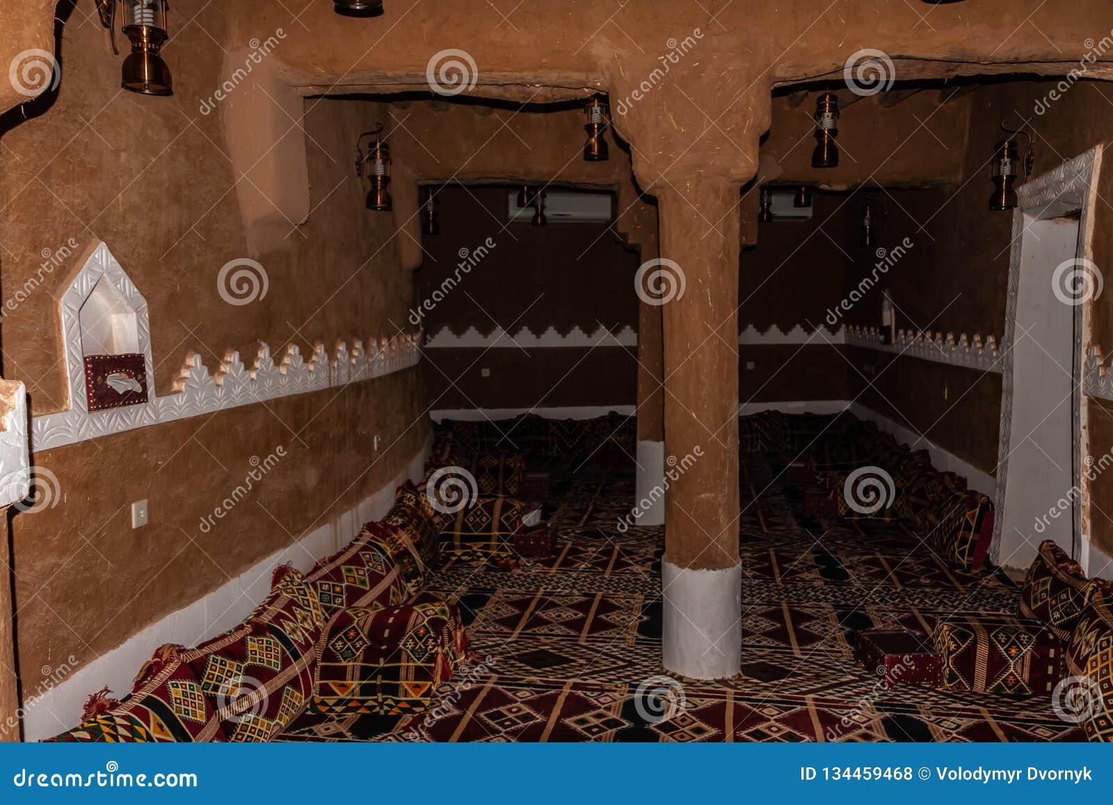 迪拜，阿拉伯联合酋长国- 11月15日：Souk Madinat Jumeirah.Madinat Jumeirah的看法包含29个传统阿拉伯房子两旅馆和成群 库存照片 - 图片 包括有 中间 ...