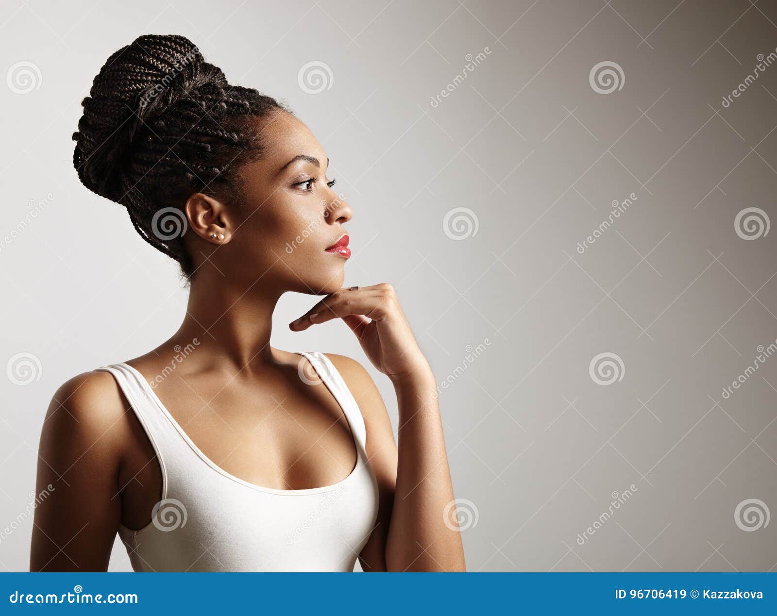 欢快的年轻黑人妇女坐在街中间 库存照片. 图片 包括有 愉快, 方式, 偶然, 布哈拉, 一个, 冒犯 - 137229152