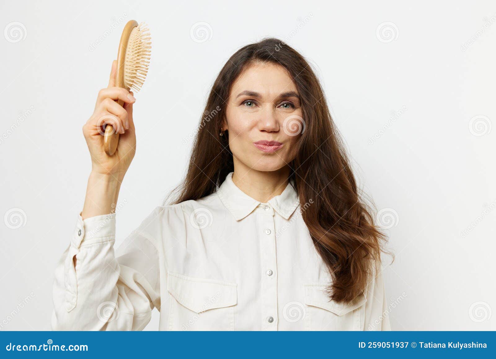 秀丽护发 梳长的自然头发的美女 库存照片. 图片 包括有 题头, 发光, 梳理, 健康, 称呼, 严格 - 129738060